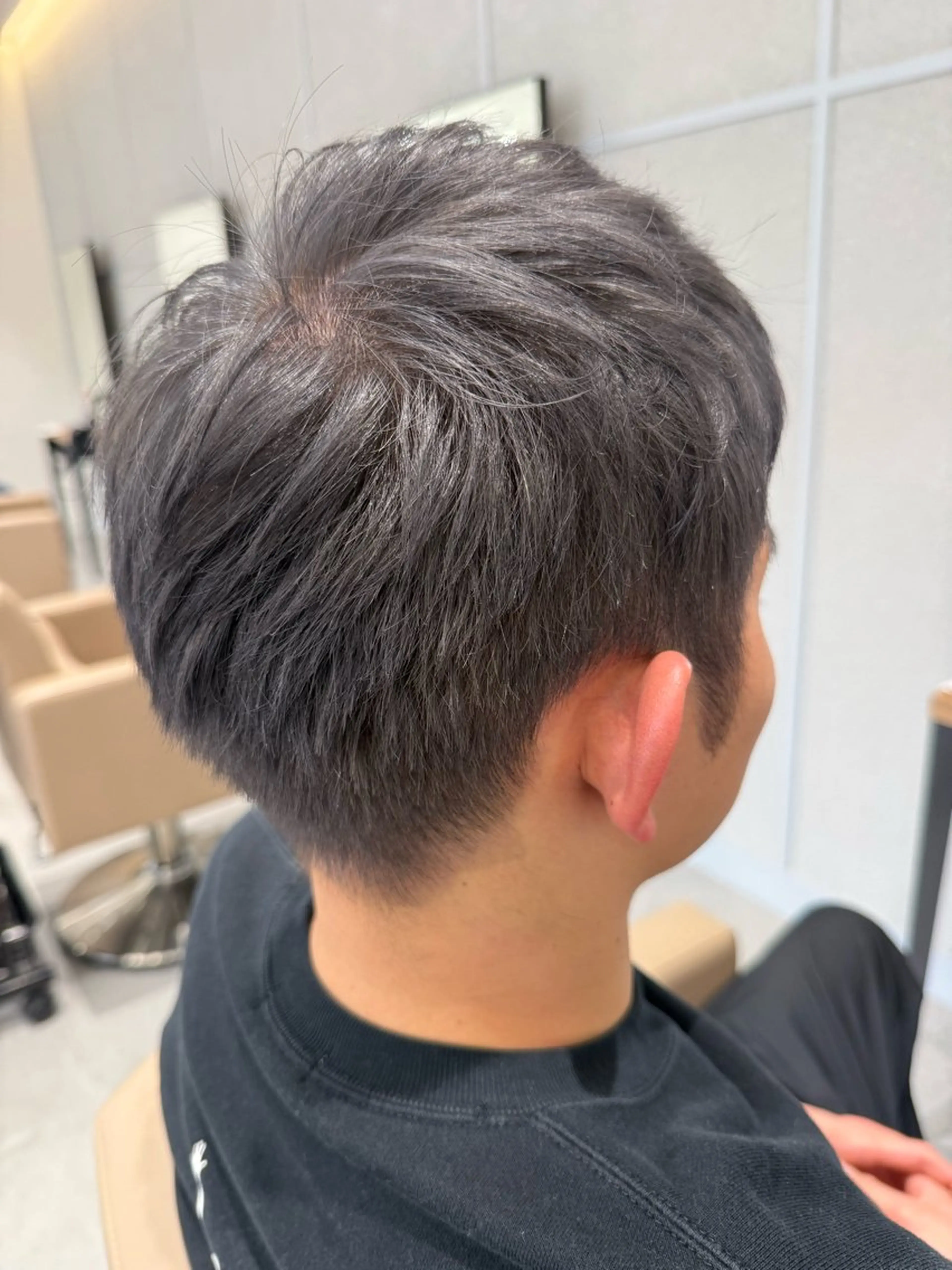 カラー メンズ メンズブリーチ アッシュ アッシュグレー ブリーチ 透明感カラー 坂口 華のヘアスタイル