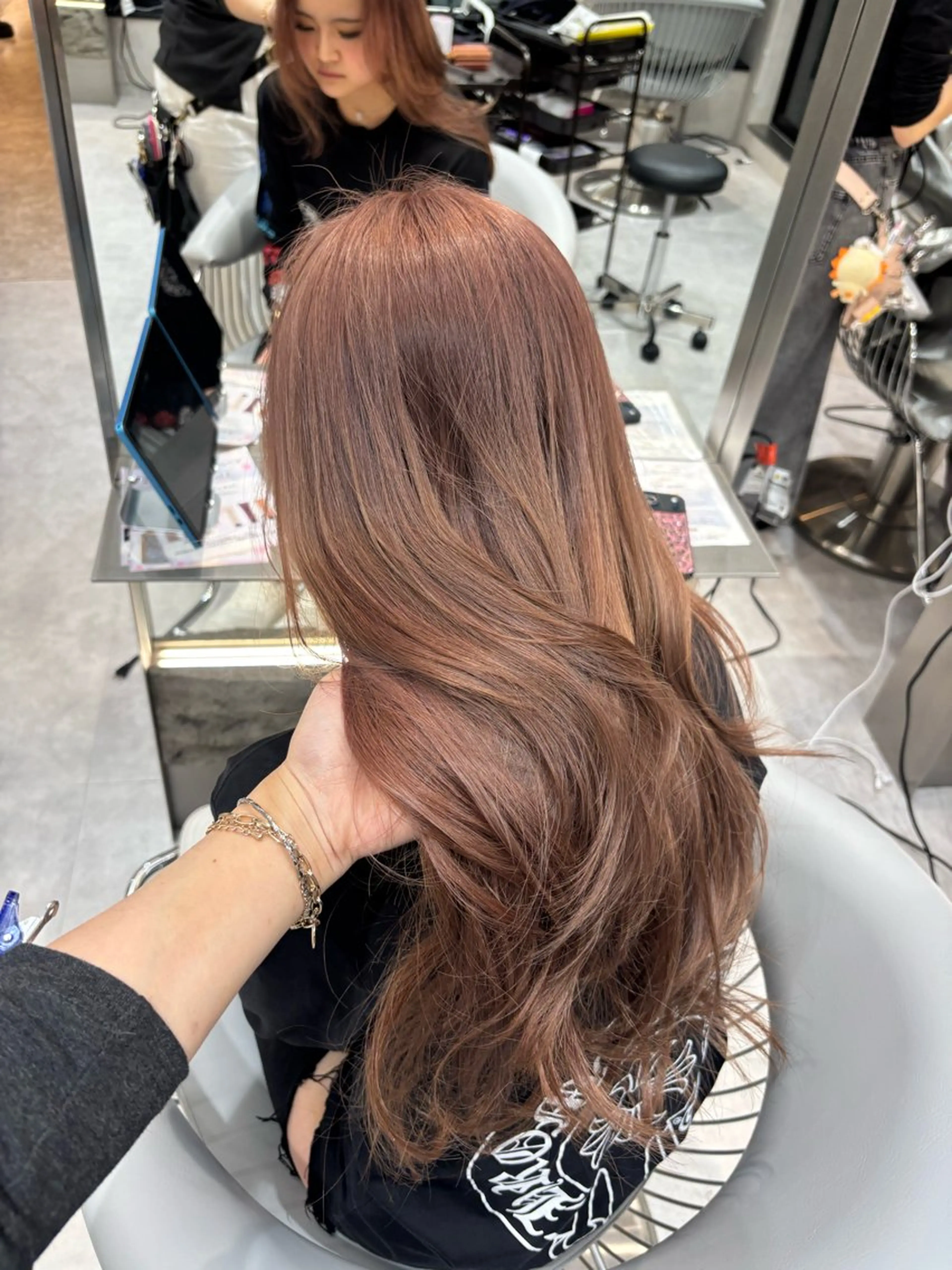 ロング 顔まわりレイヤー 顔周りカット ハイレイヤー レイヤーカット ローレイヤー ヘアカラー トリートメント MOMOHA/ 🍑レイヤーカットのヘアスタイル