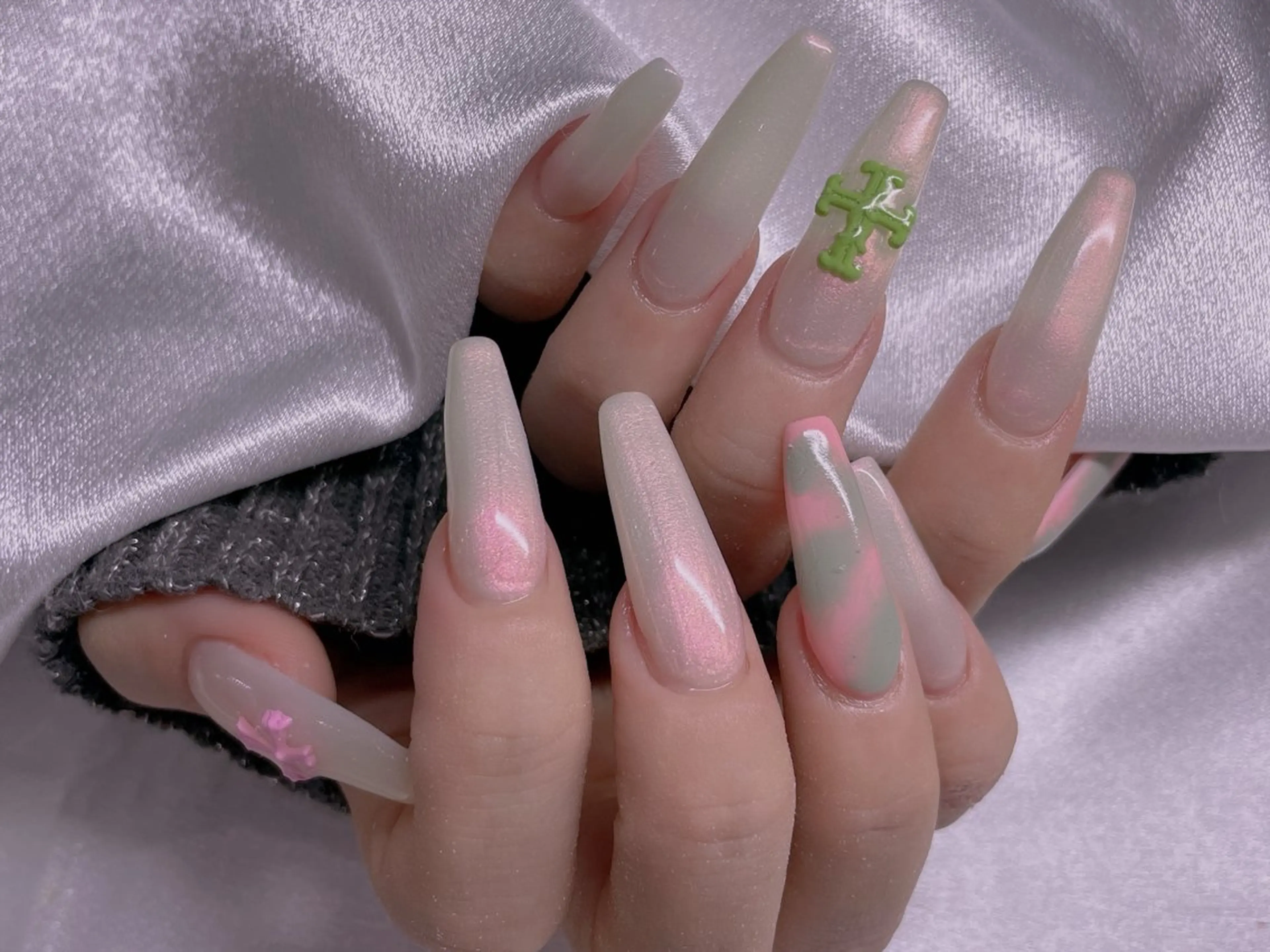 ネイル ブルー チークネイル フレンチネイル ハート ホログラムネイル 美爪パラジェル導入店 Sunnilyのネイルデザイン