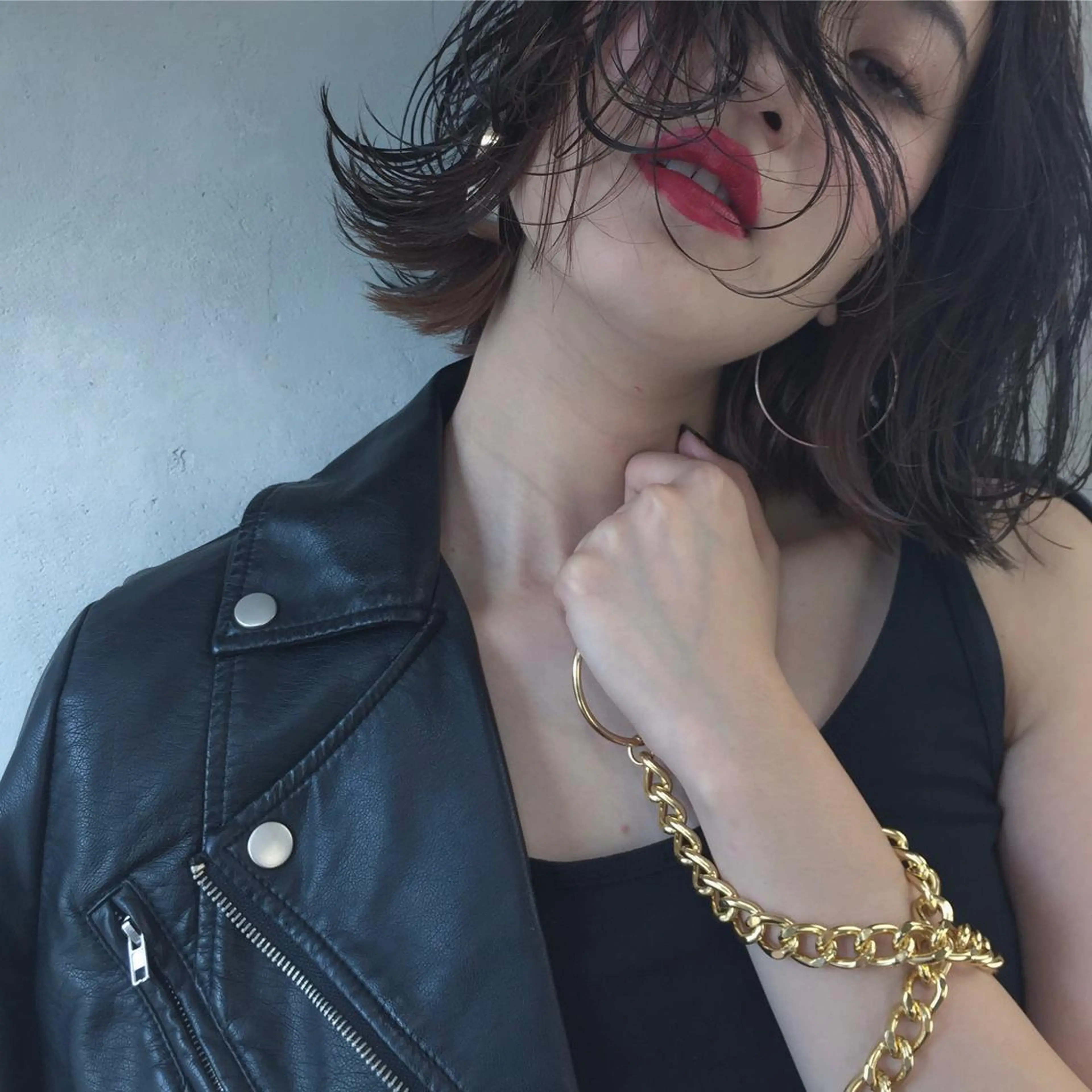 ショート ボブ TOMOYAレイヤー ブリーチ縮毛矯正のヘアスタイル