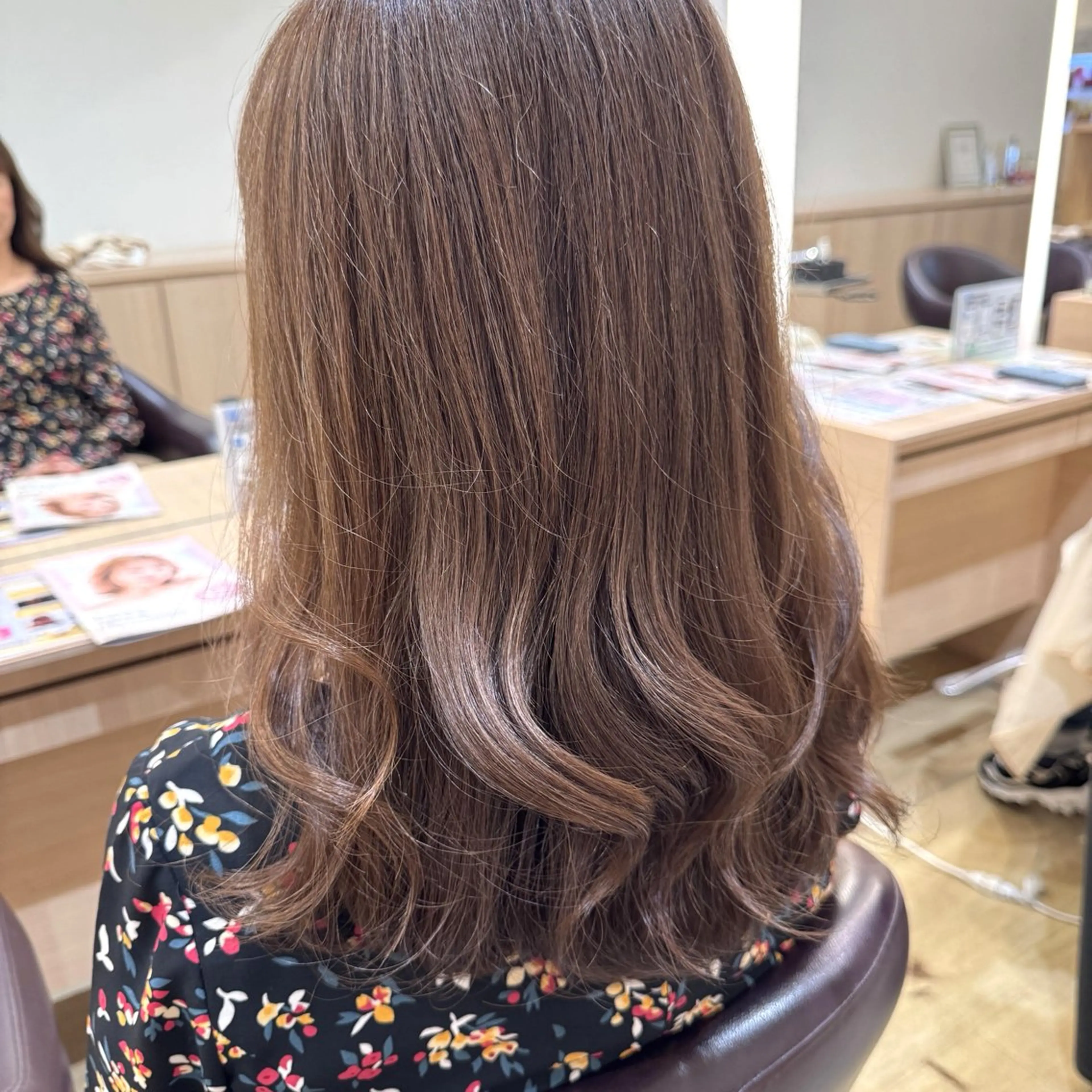セミロング カラー 湯浅 了一のヘアスタイル