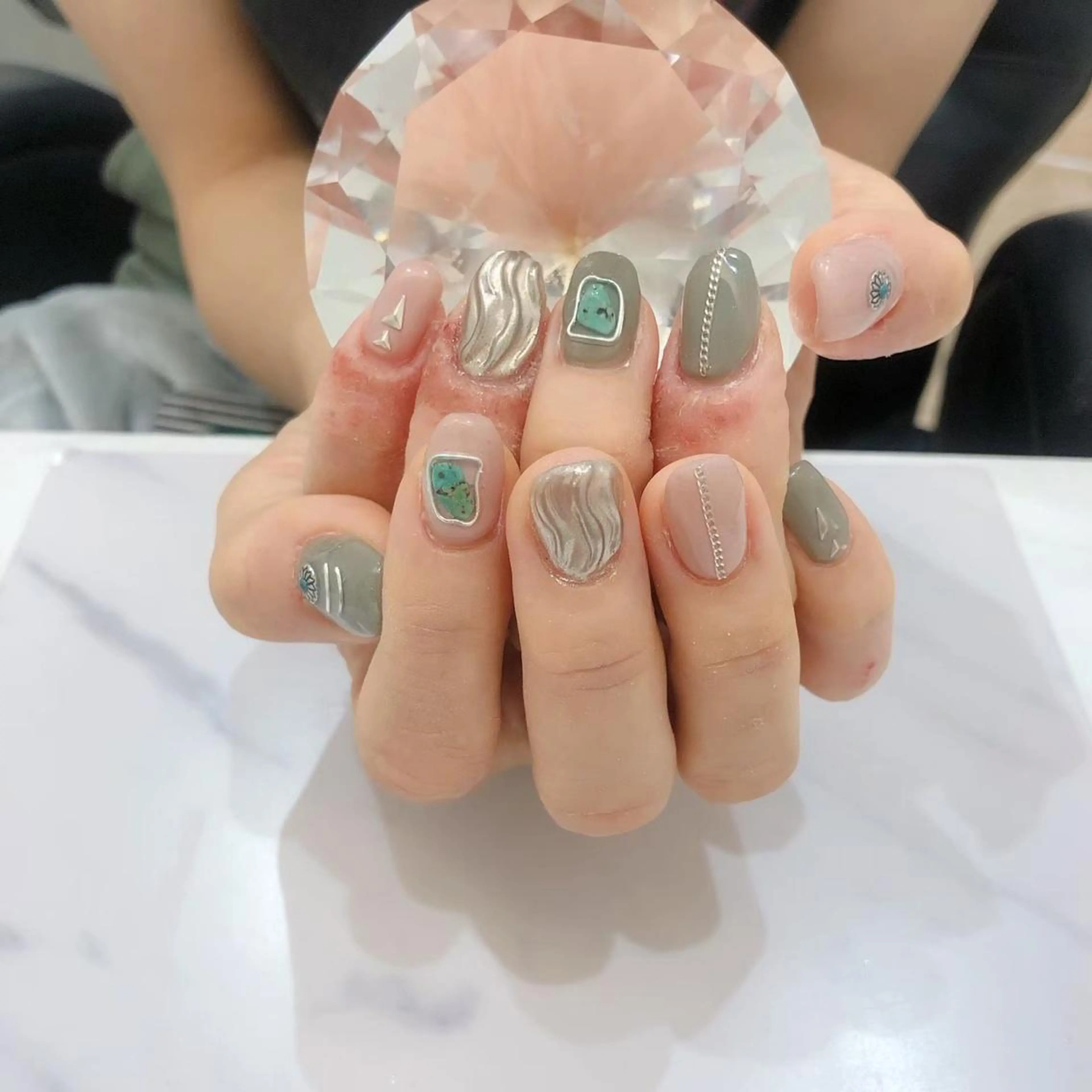 ネイル 指名支持率NO.1 スタイリストのヘアスタイル