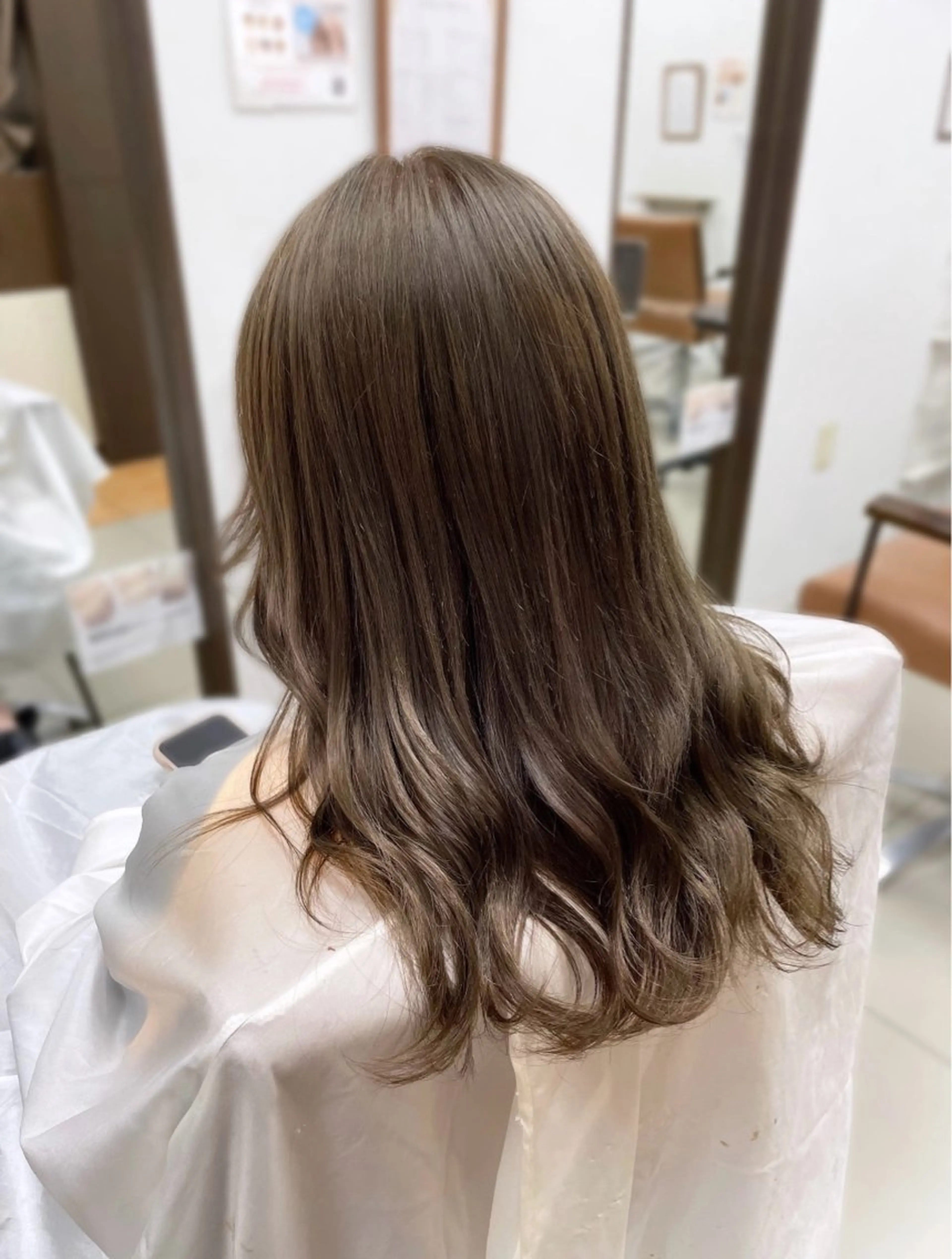 セミロング カラー グレージュ オリーブグレージュ オリーブグレー SOYON なんば店所属・水島 真彩のヘアスタイル