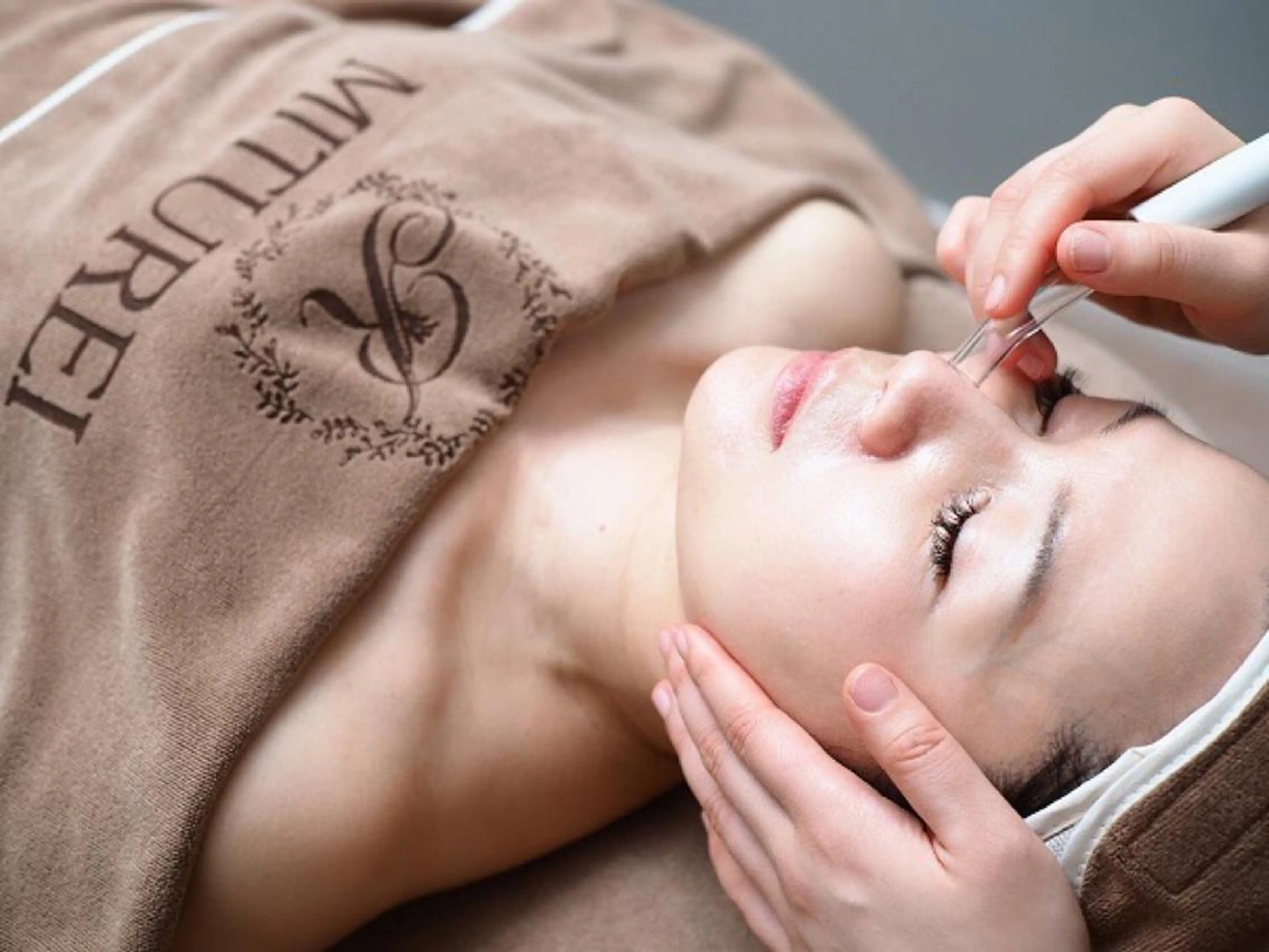 毛穴洗浄+フェイシャルマッサージ+デコルテ+美白パック¥9800円→9000円の写真