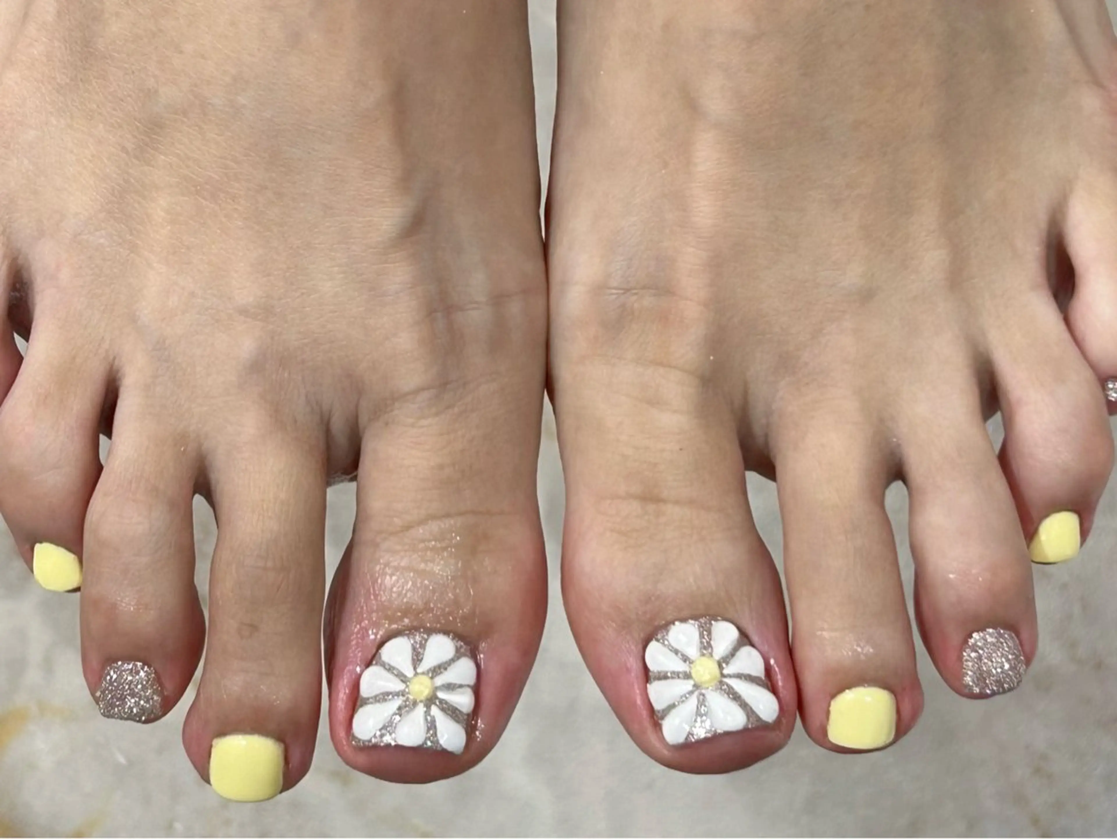 ネイル ラメ(グリッター) パステルネイル 黄色 フットネイル Bianca栄店 はるなのネイルデザイン