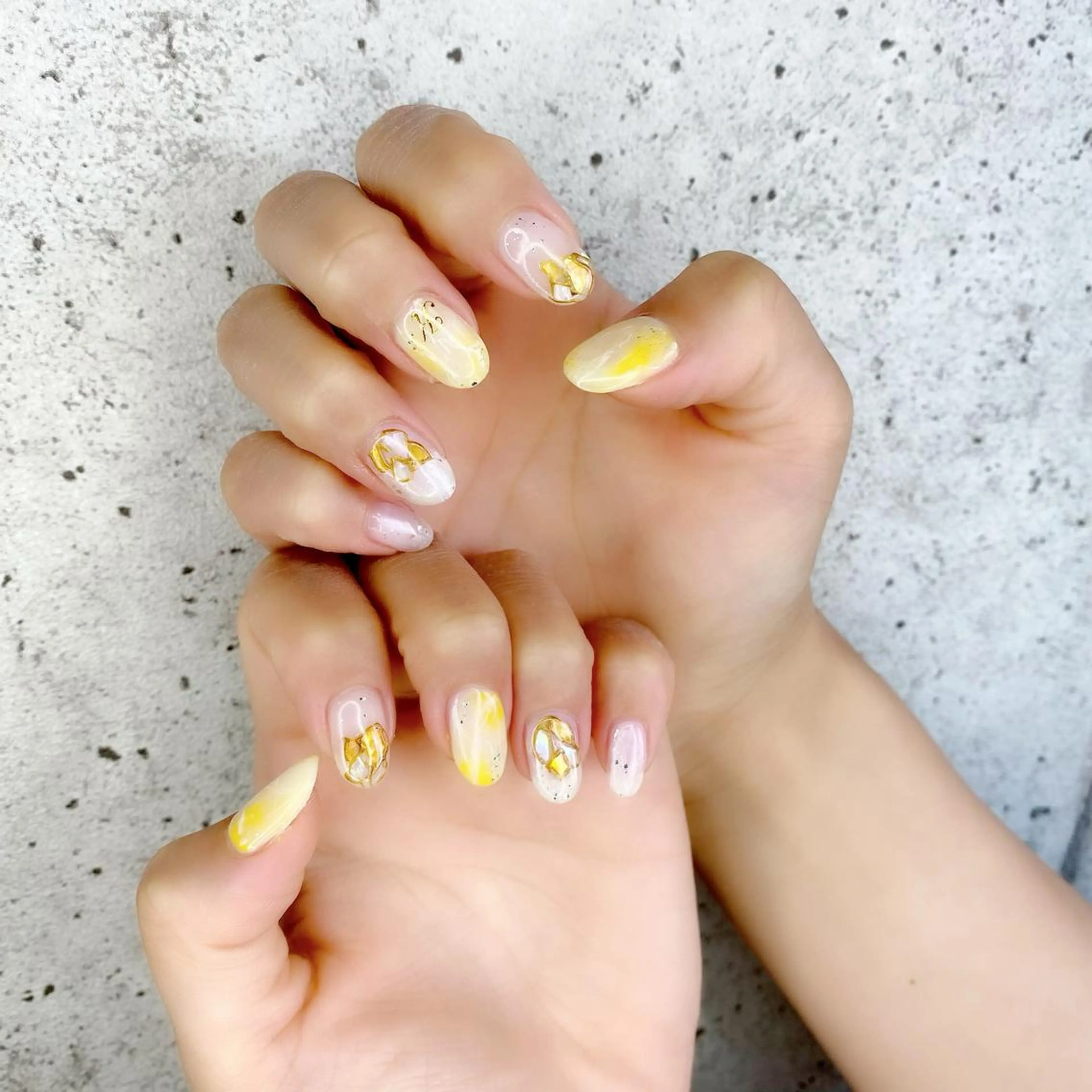 ミディアム カラー パーマ ヘアアレンジ メンズ キッズ ネイル マツエク・マツパ イエローカラー アートネイル 黄色 ハンドネイル Salon Ｋのネイルデザイン