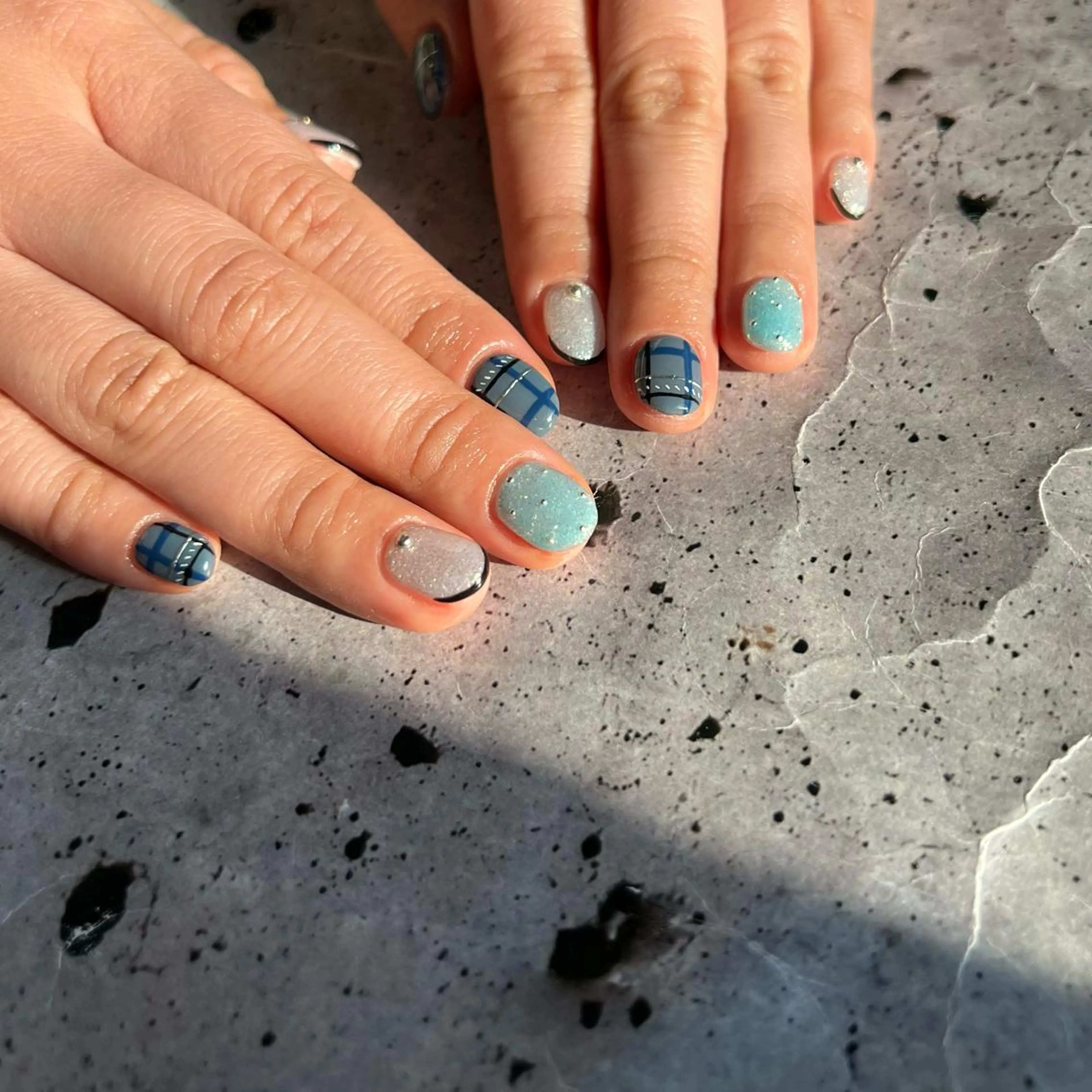 ネイル ブルー ハンドネイル 𝐫𝐚𝐢 𝐧𝐚𝐢𝐥の眉毛・アイブロウイメージ