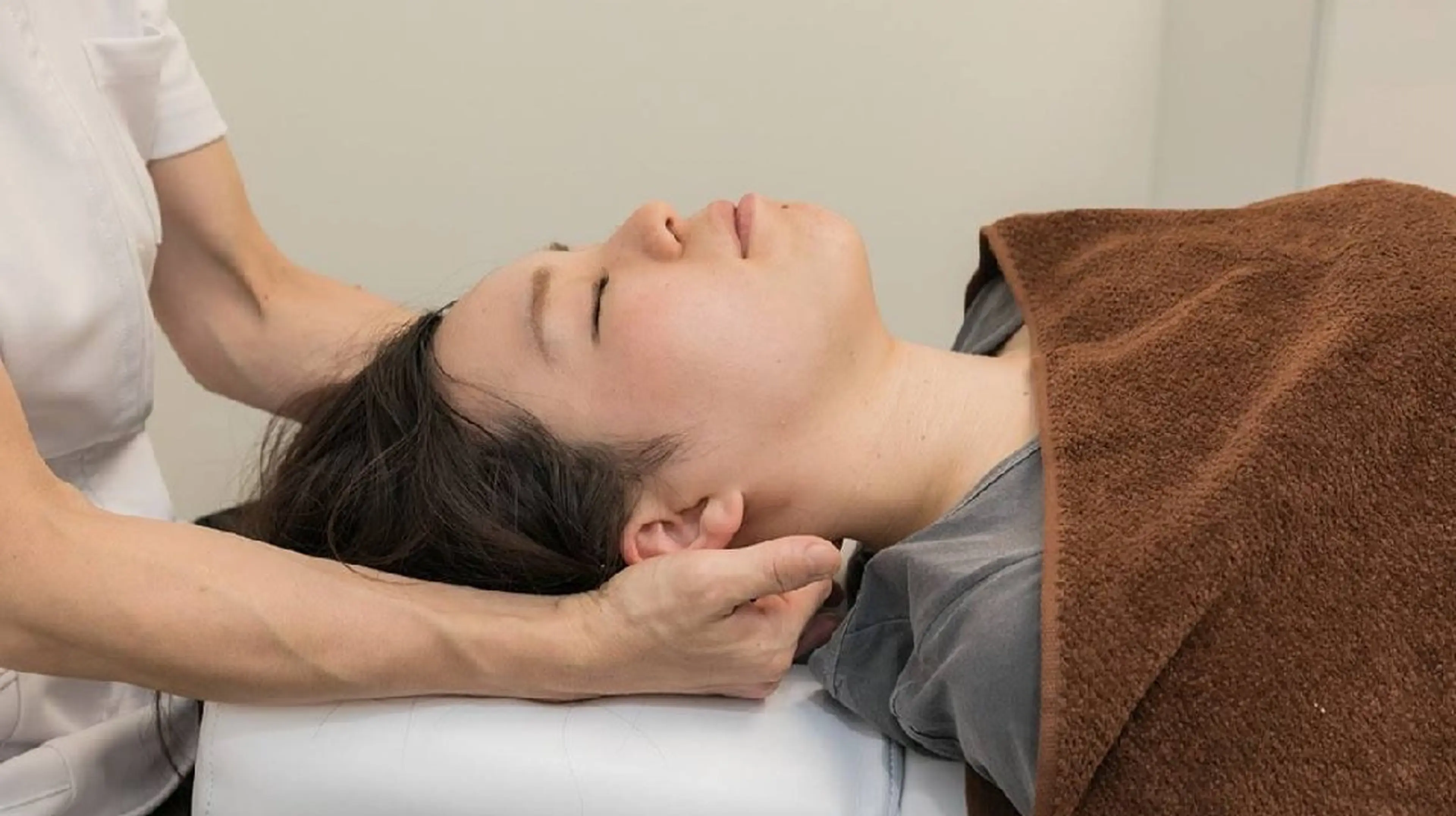 座りっぱなしで首肩・背中が辛い方必見！60分の写真