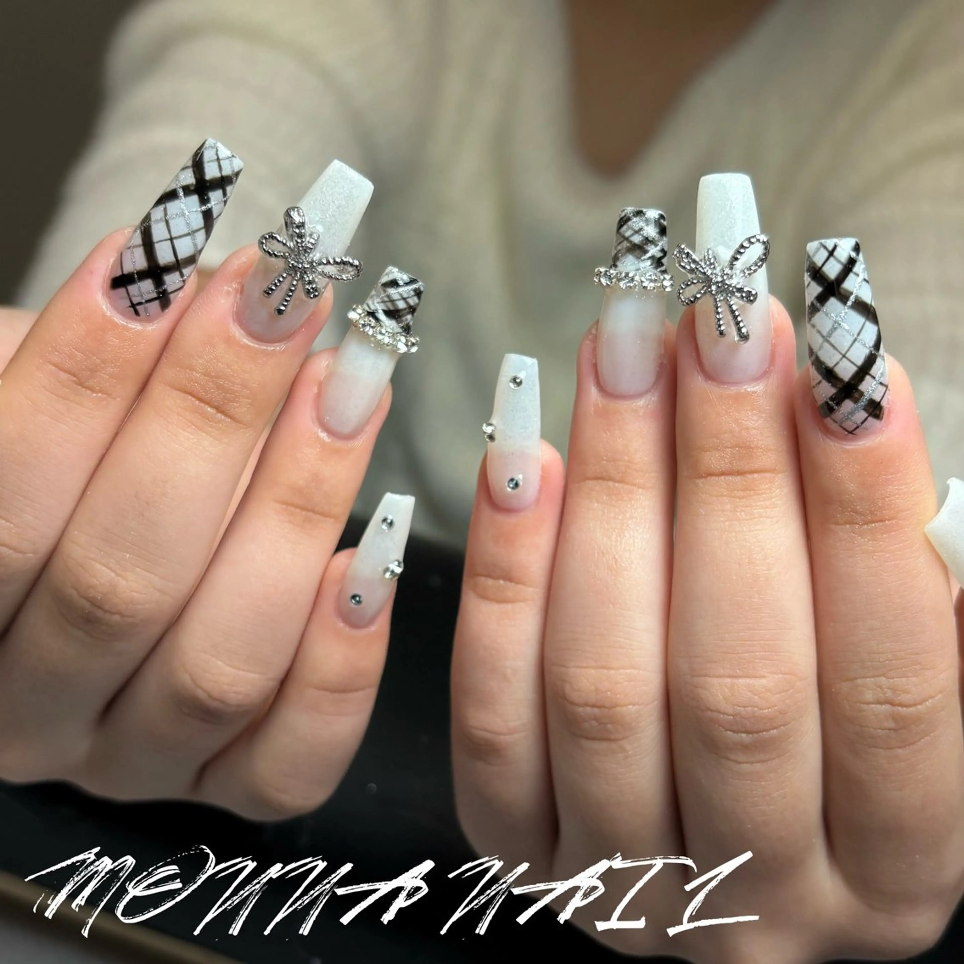 ネイル ロングネイル リボン シンプルネイル ホワイト ハンドネイル モンナ CCのネイルデザイン