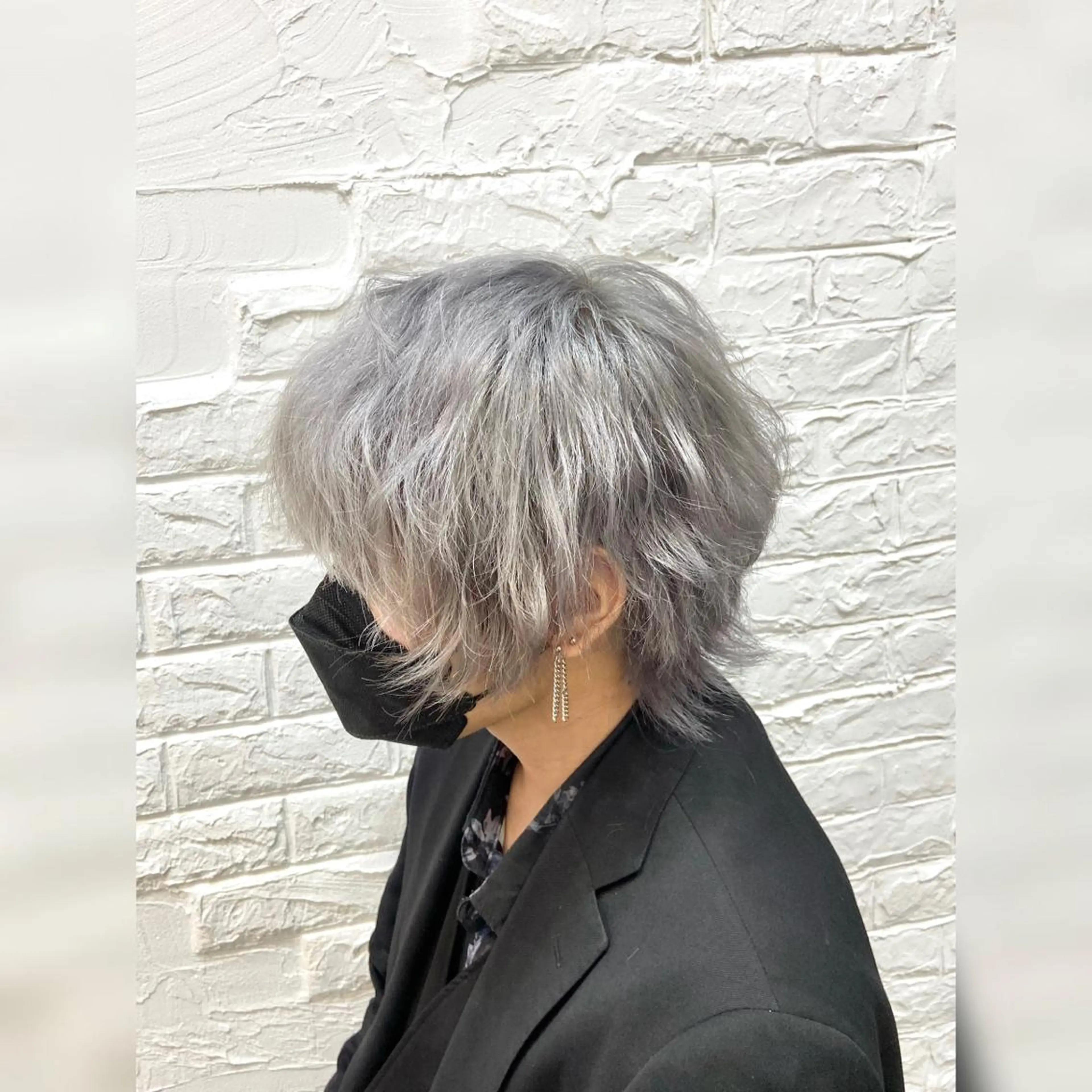 カラー メンズ 波巻きパーマ シルバー ホワイトシルバー ヘアカラー ♥️ルフ🐒 ミレイ♥️のヘアスタイル