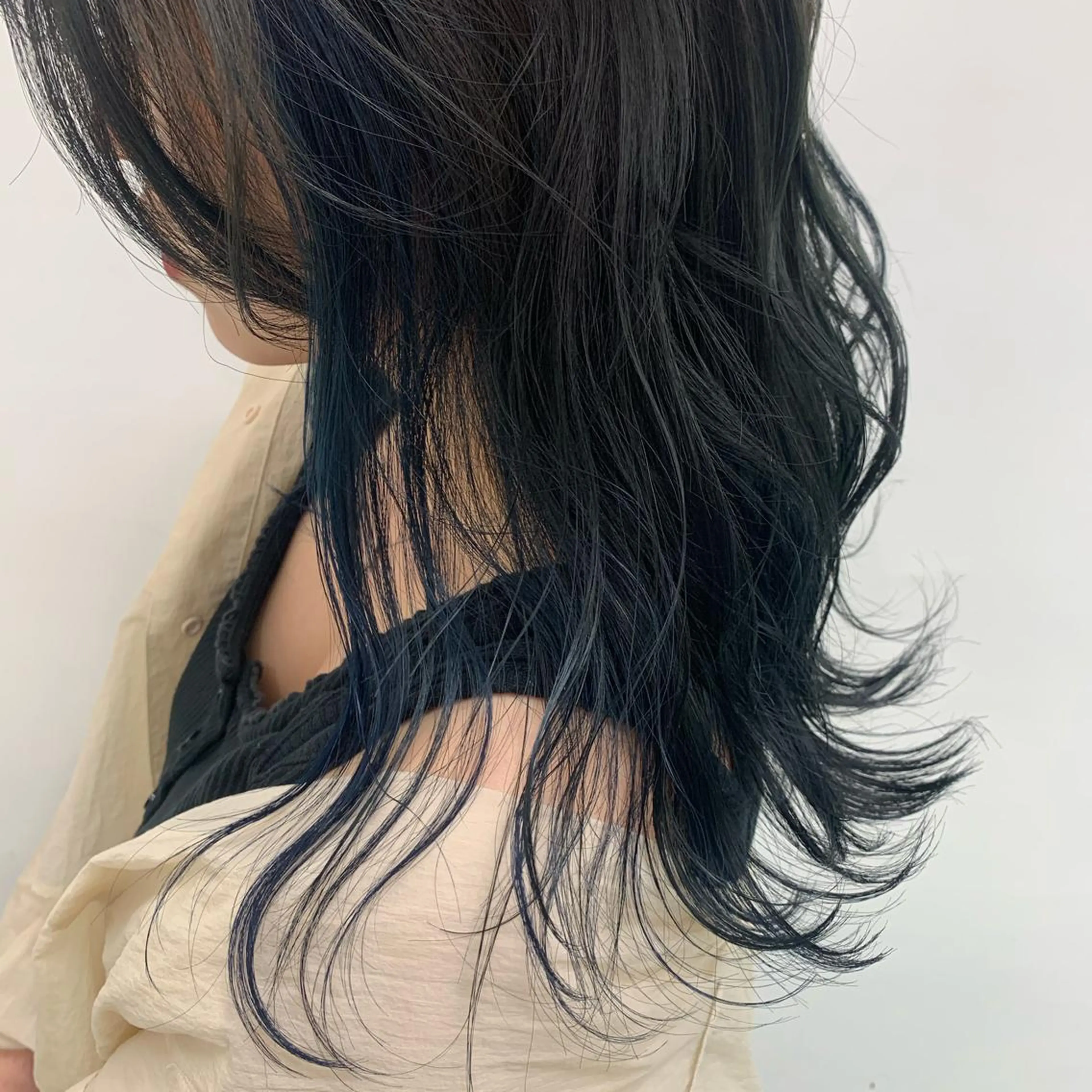 セミロング カラー 黒髪 ブルーカラー ブルーブラック インナーカラー ネイビーカラー カット ヘアカラー ヘアーメイクWiLL 西宮店所属・川上 紗也加のヘアスタイル