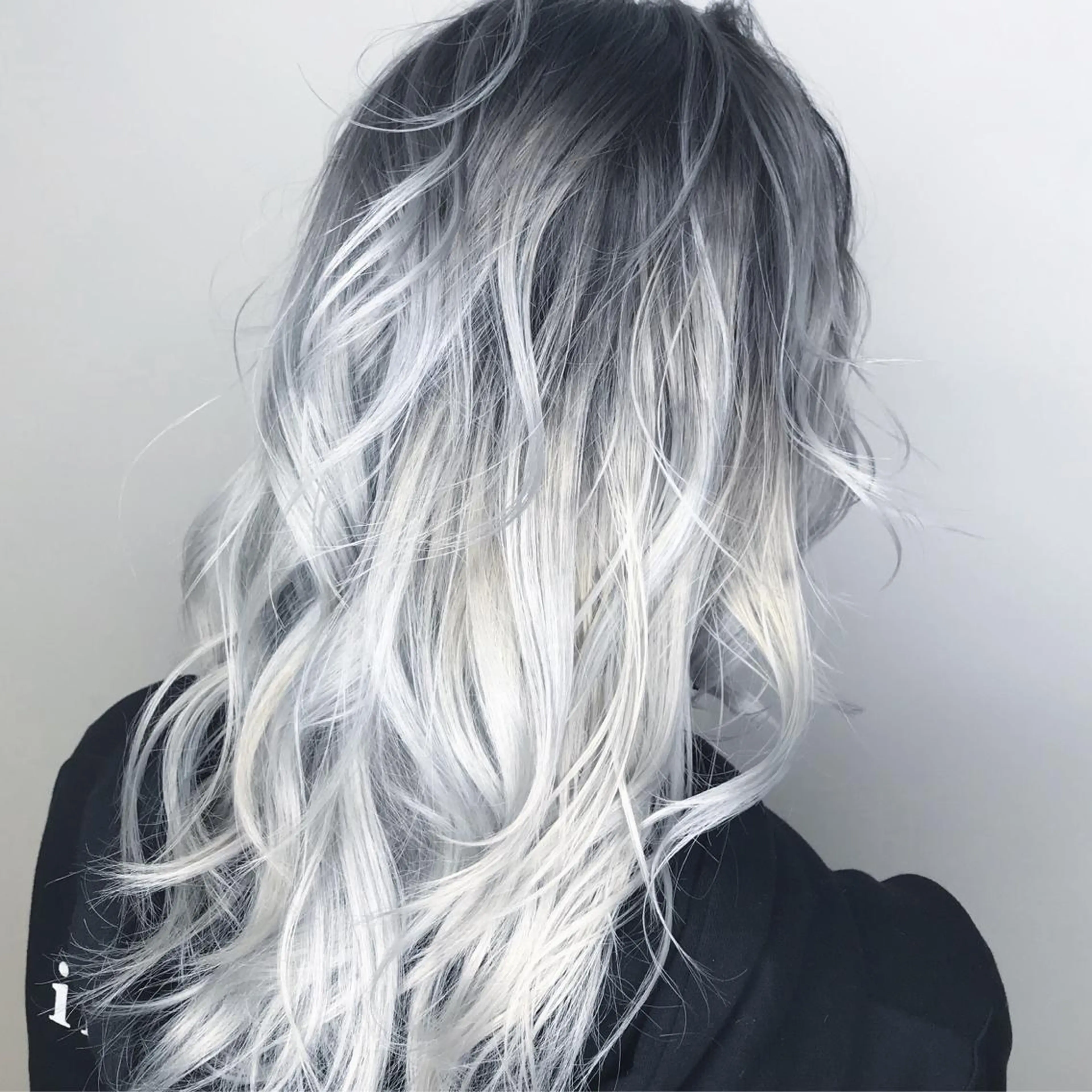 ミディアム カラー アッシュ アッシュグレー アッシュグレージュ バレイヤージュ ブリーチ AMI Hair  supply所属・髪質改善カラー 韓国風レイヤーのヘアスタイル