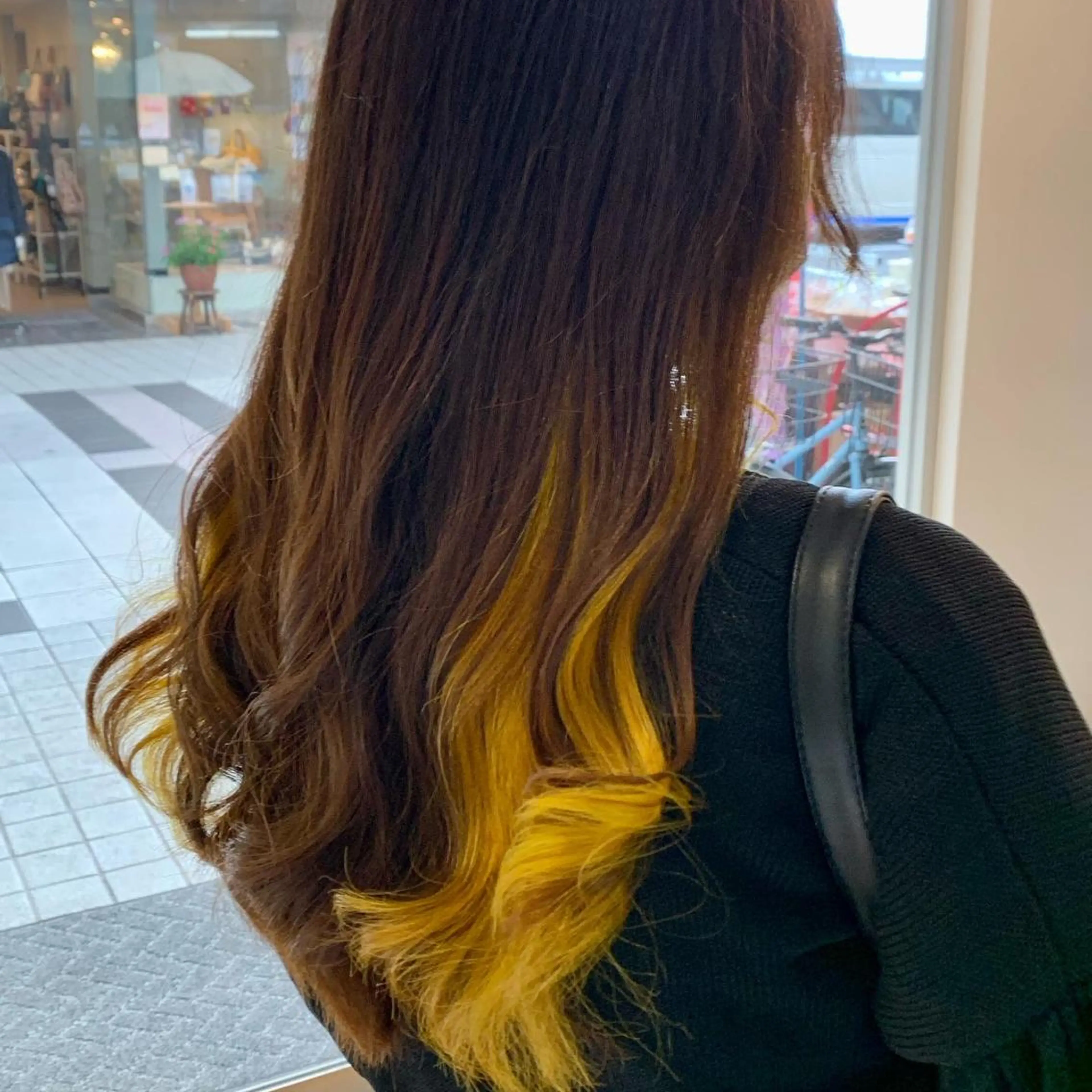 セミロング カラー インナーカラー イエローカラー ViVi by freedomのヘアスタイル