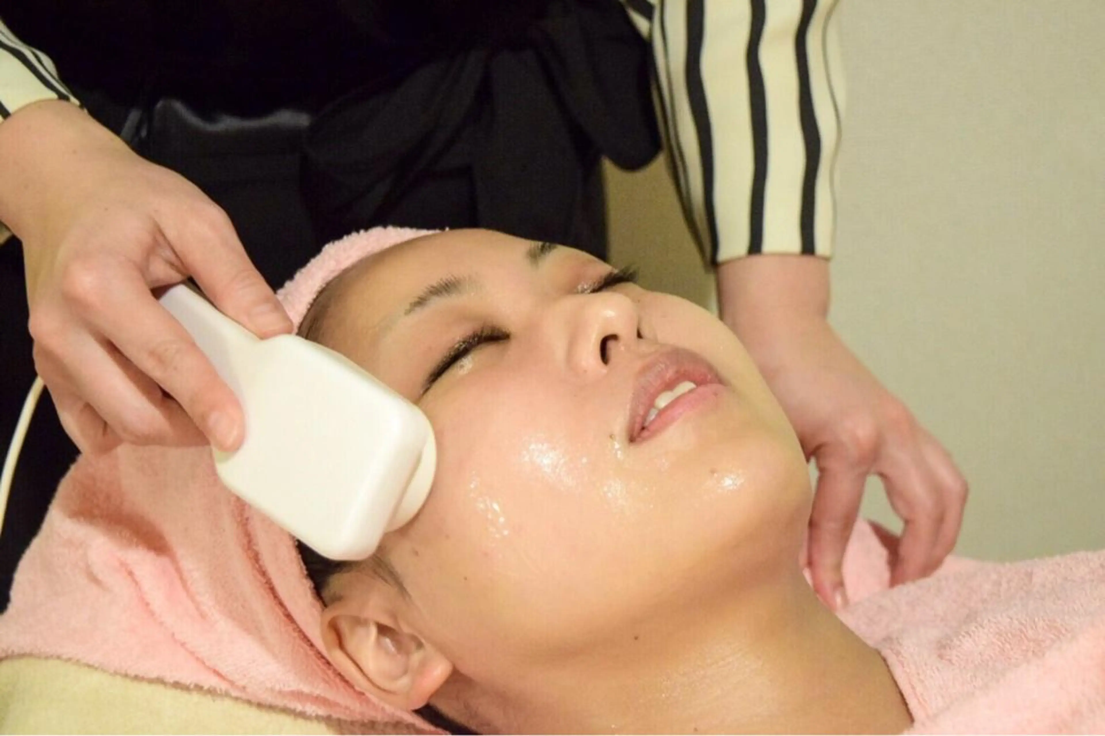 【人気メニュー❣️】キュッと小顔＋プレミアムコラーゲンケア＋毛穴洗浄！濃厚なトリートメントで美肌アップ※一回限りクーポンの写真