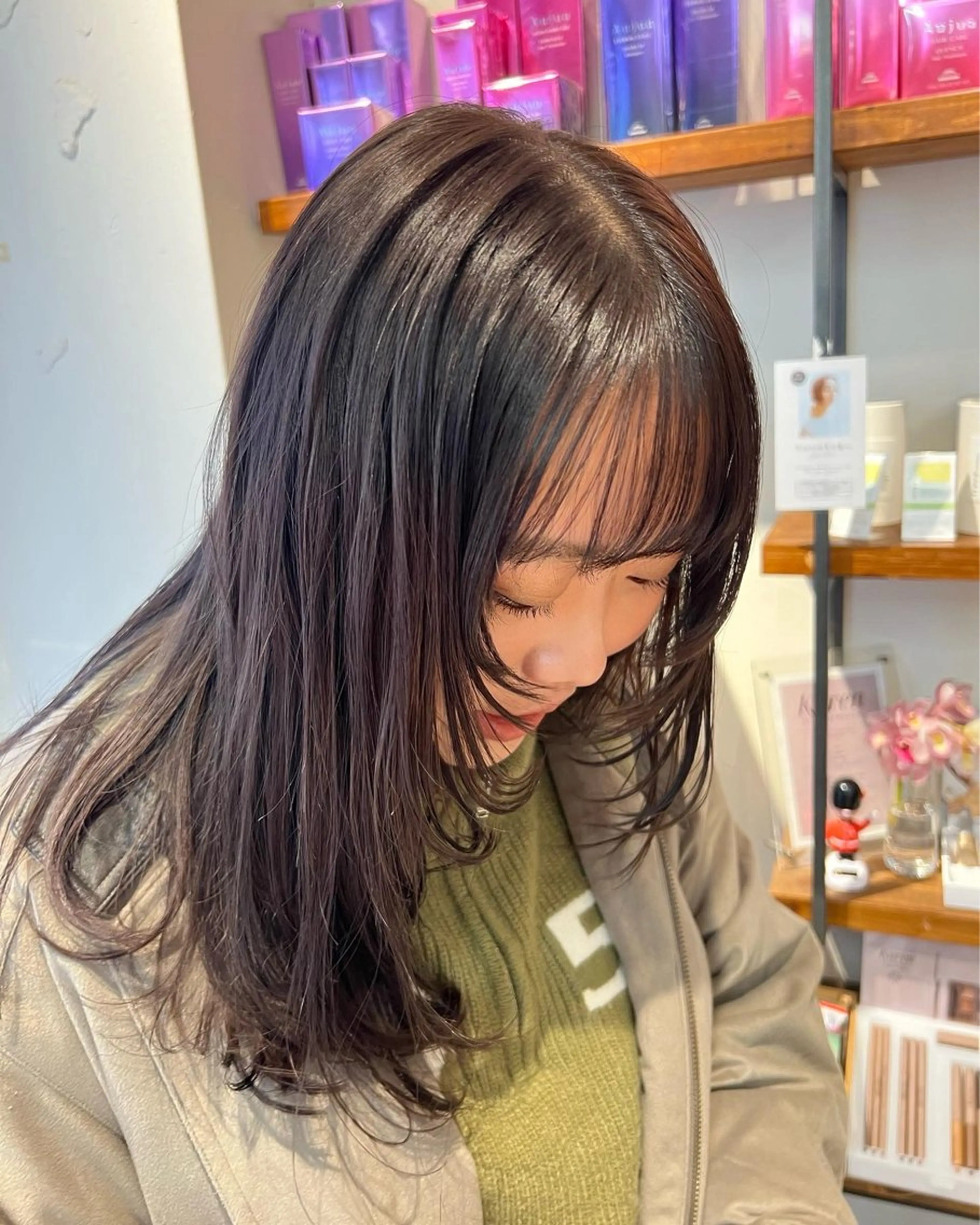 『伸ばしたいけどイメチェンしたい👾』顔まわりデザインカットの写真