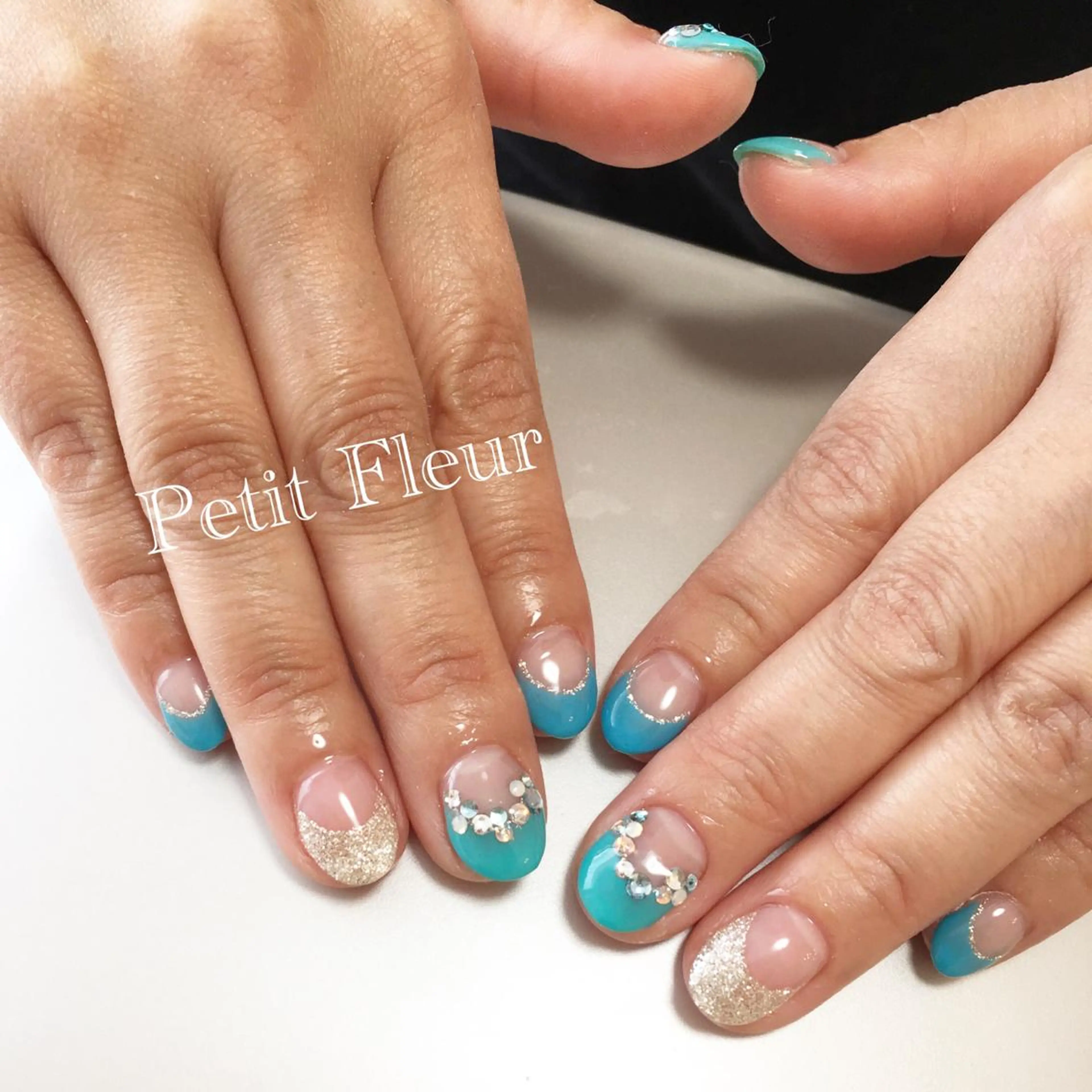 ネイル ブルー フレンチネイル ラメ(グリッター) 夏ネイル Petit Fleur所属・青柳 亜梨奈のマツエク・マツパデザイン