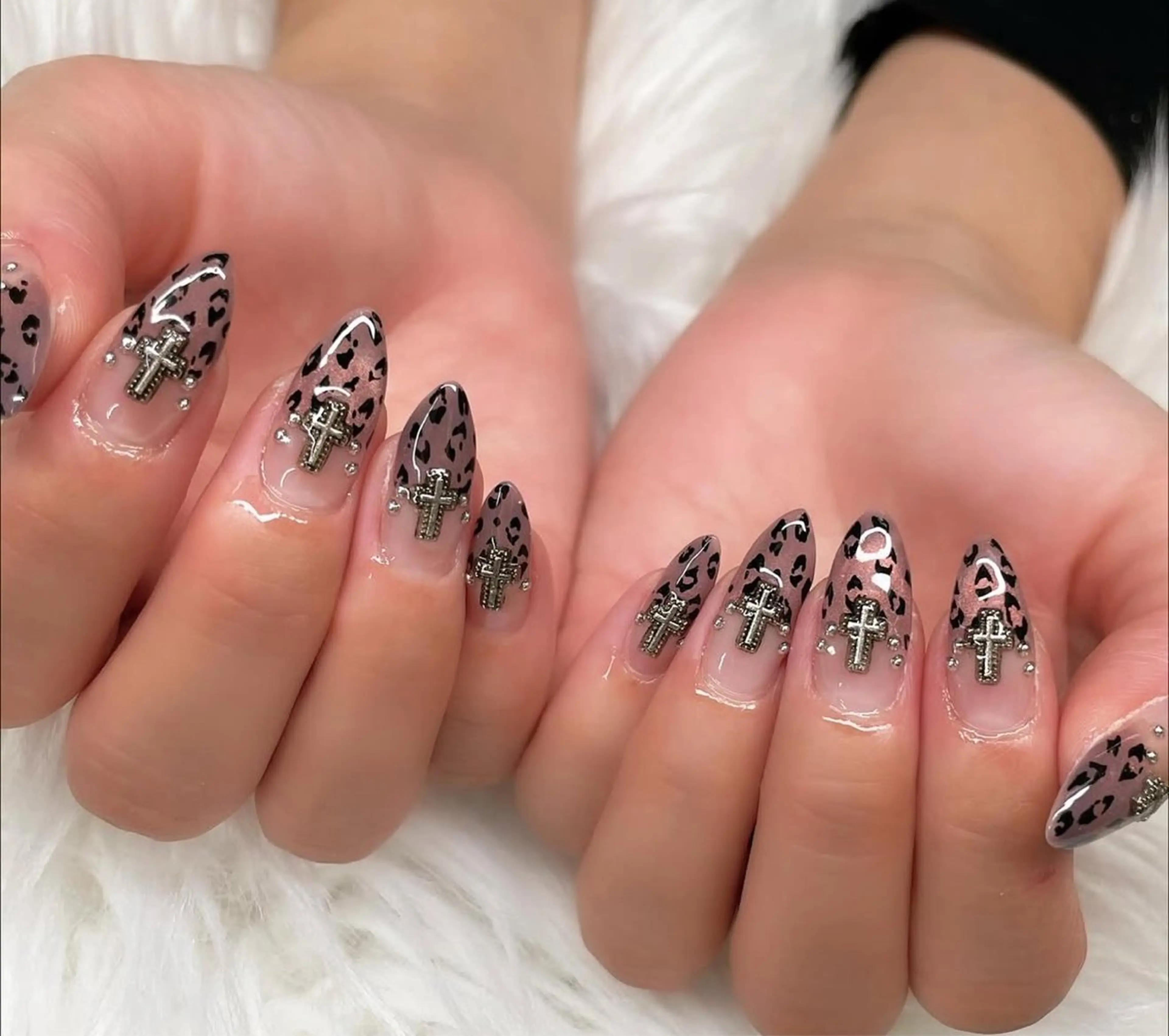 ネイル アニマル柄 オーロラネイル チークネイル フラッシュネイル ジェルネイル Lyna 池袋のネイルデザイン