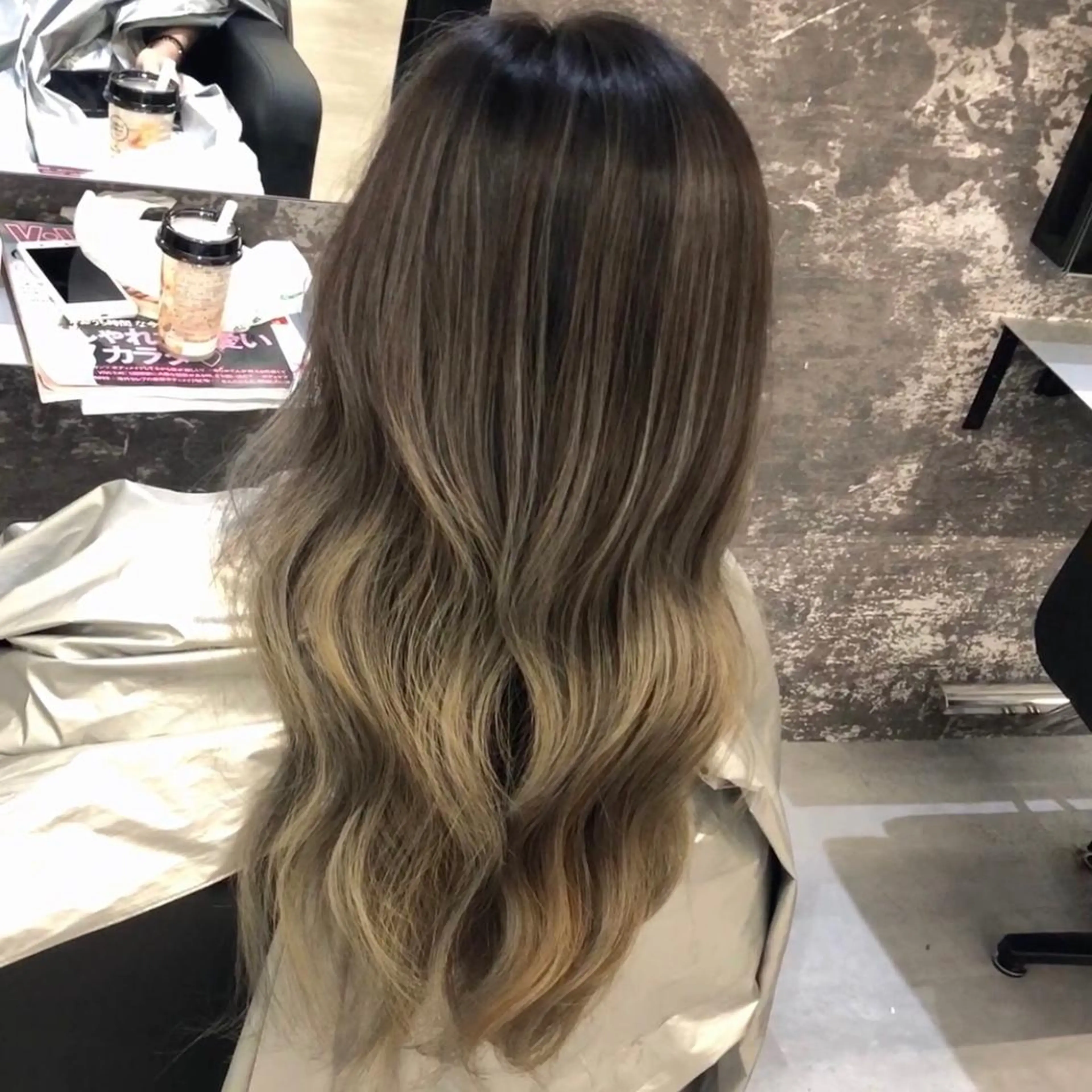 ロング カラー ヘアアレンジ バレイヤージュ ブリーチ デザインカラー ハイライトカラー 外国人風カラー アンドウ ユウ/ レイヤーカット/韓国のヘアスタイル