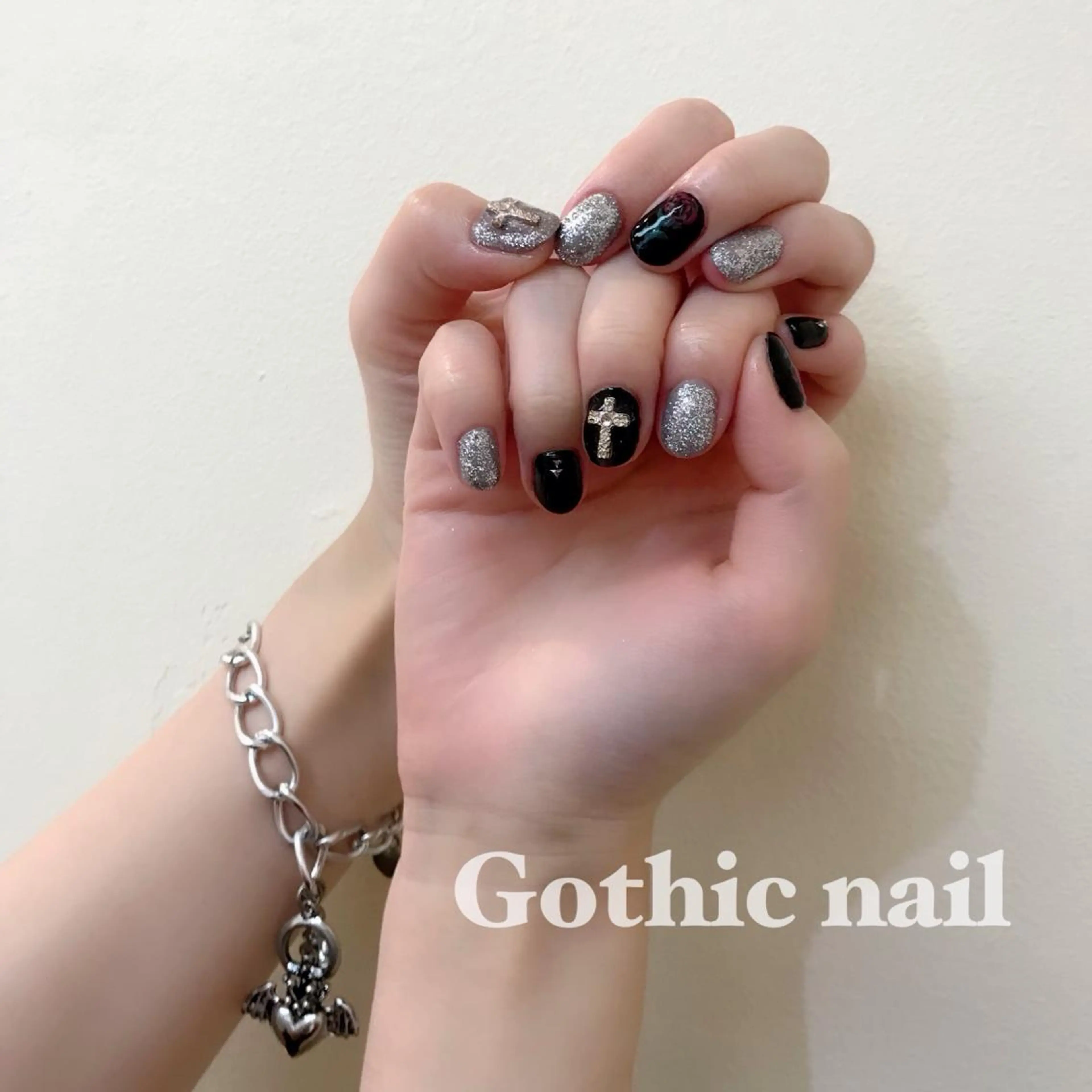 ネイル ラメ(グリッター) シルバー GO TODAY シェアサロン 渋谷Lit店所属・CHIHIRO 渋谷Litのマツエク・マツパデザイン