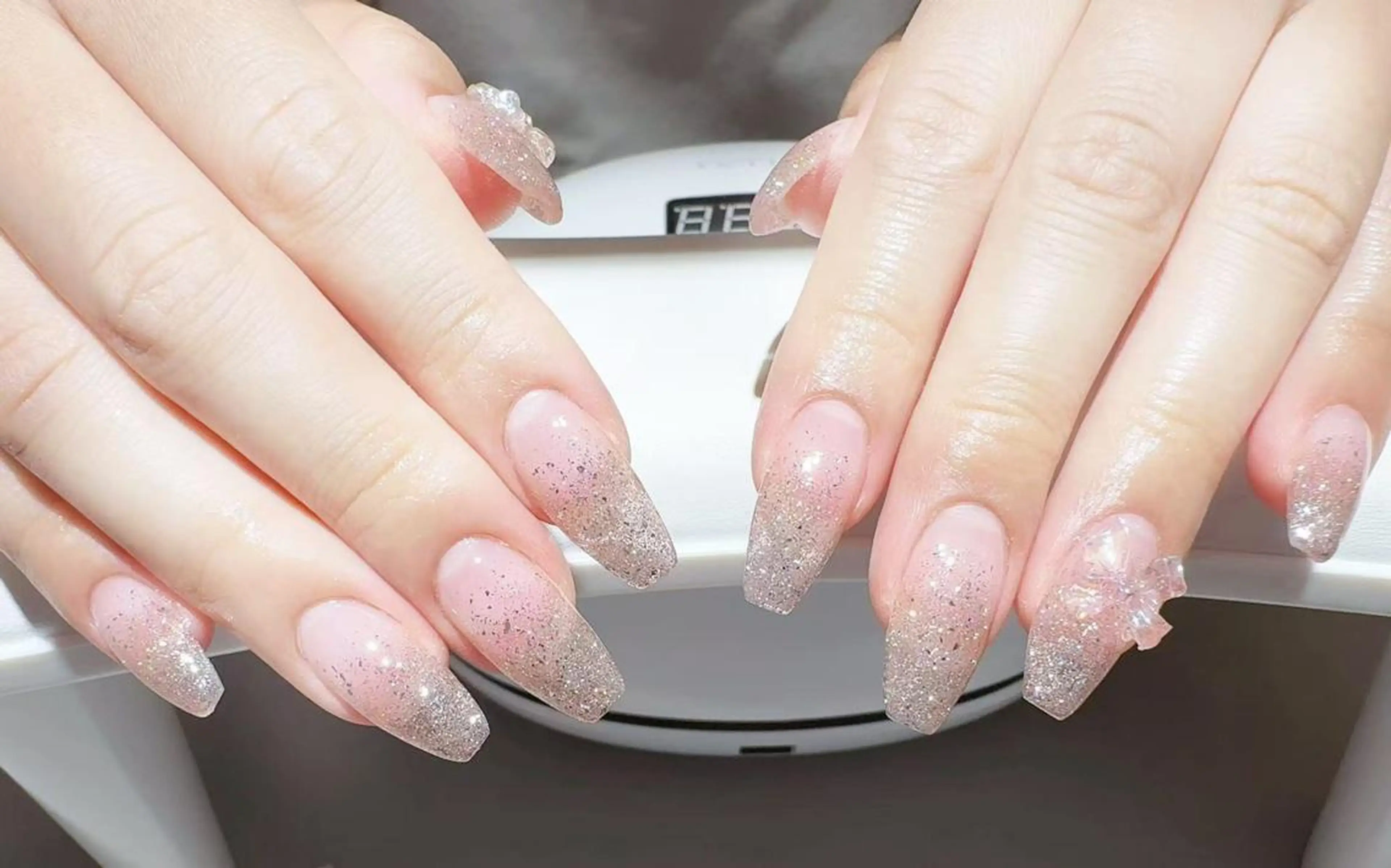 ハンドネイル、チップ長さ出し10本、ワンカラー、ラメグラデーション（マグネット/フラッシュ+¥1000）の写真