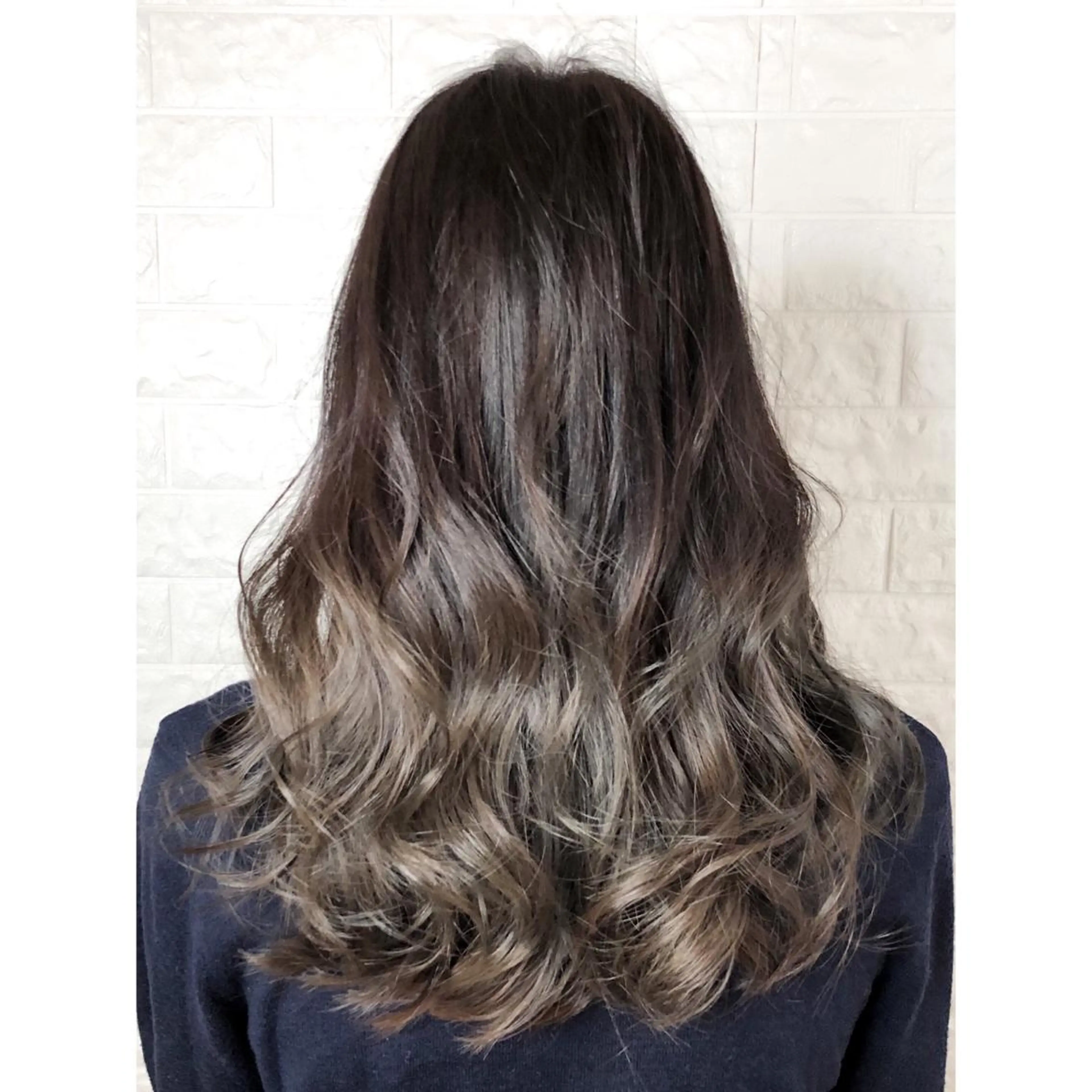 ミディアム カラー バレイヤージュ ブリーチ グレージュ レイヤーカット KIZU 髪質改善 オカルト怪談のヘアスタイル