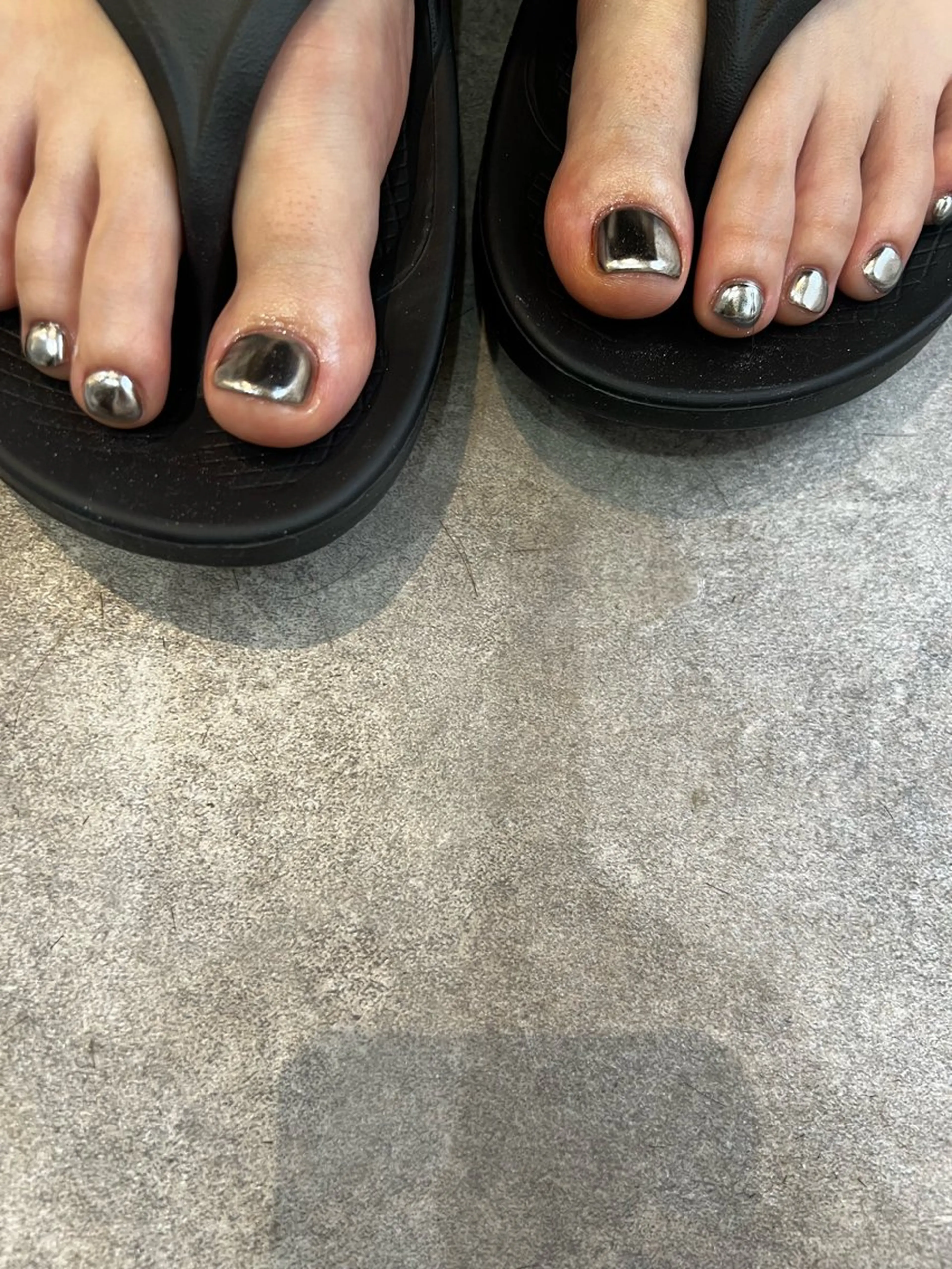 ネイル ミラーネイル シルバー フットネイル ヘアメイクネイリスト 💄💅hidemiのヘアスタイル