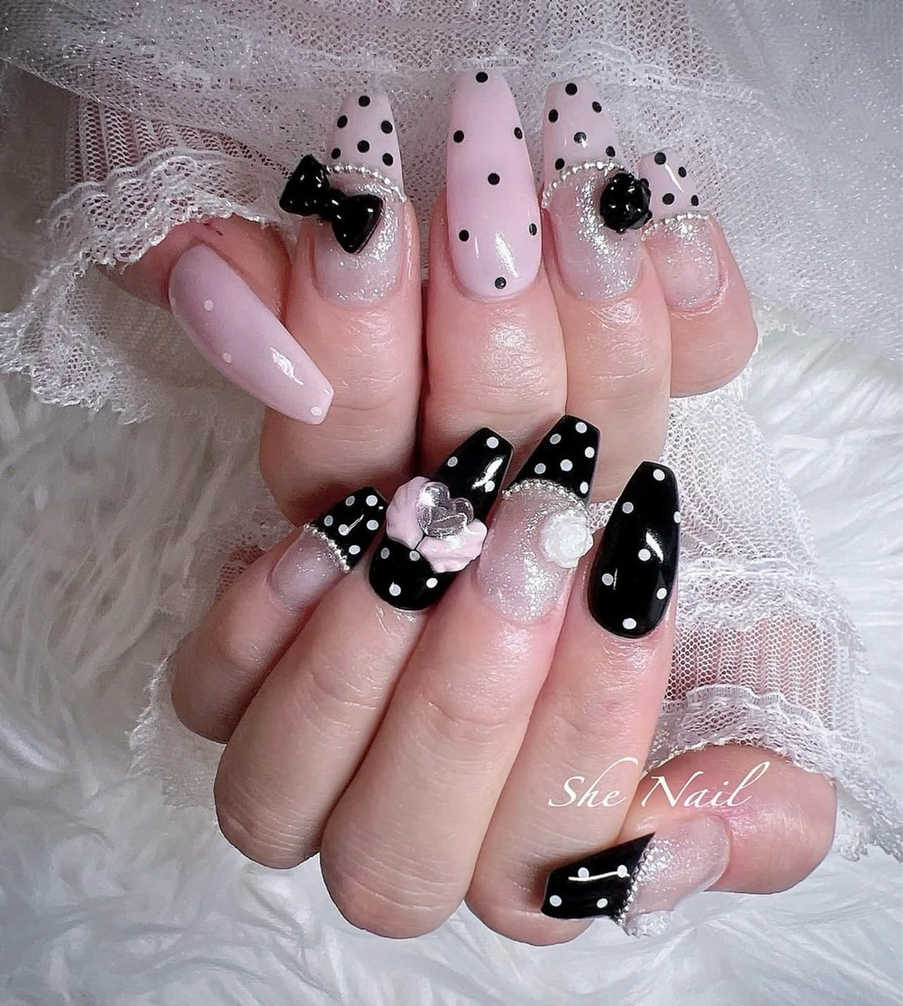 ネイル チークネイル ドット 長さ出し マグネットネイル 持ち込み ハンドネイル She_nail所属・ELSA_ Bellaのネイルデザイン