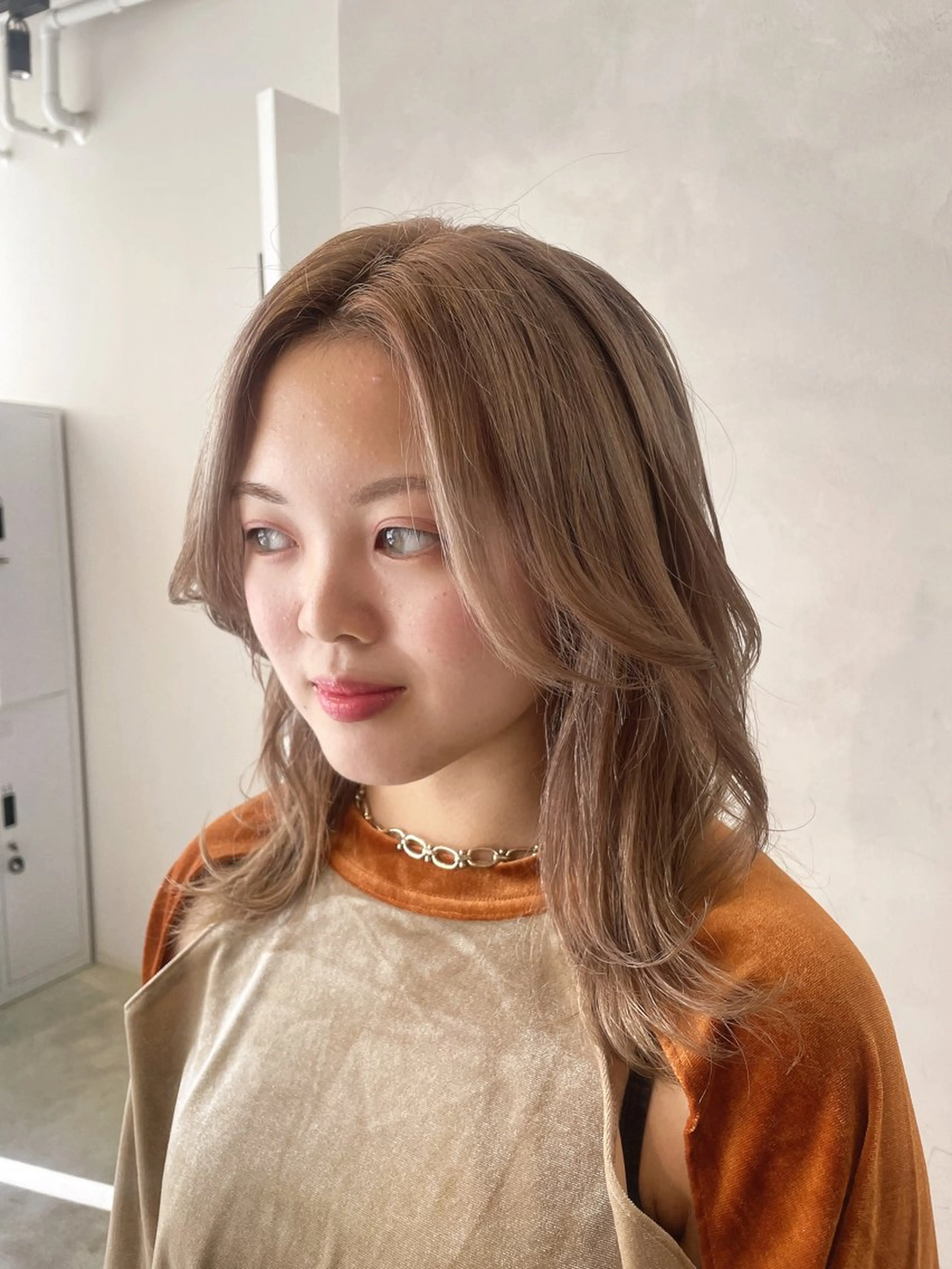 ミディアム カラー ベージュカラー ブリーチ ブロンド ケアブリーチ トリートメント ヘアカラー トリートメント 透明感カラー✨艶髪 制作🌱山根あゆみのヘアスタイル