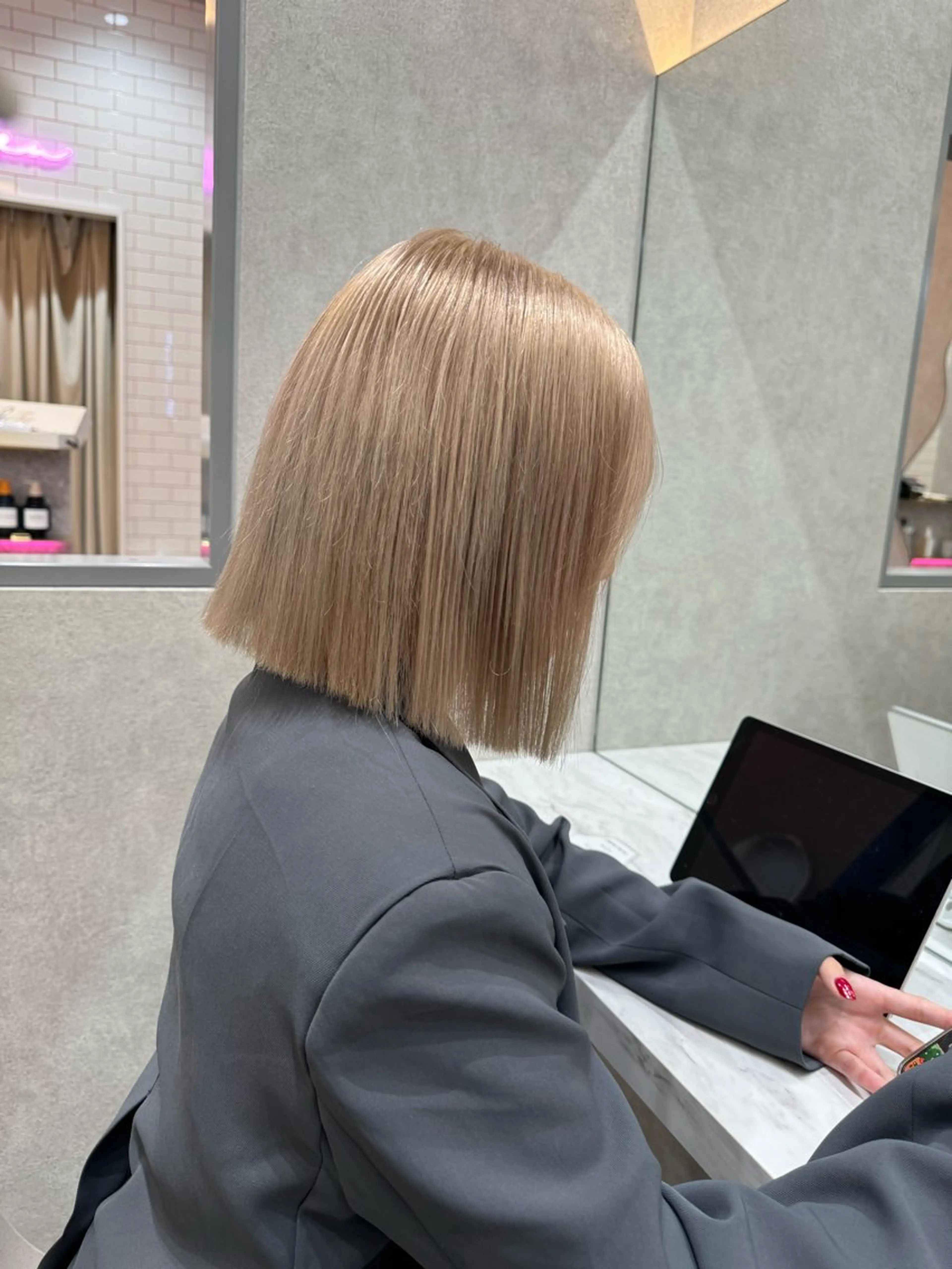 ミディアム karin ボブハイトーンのヘアスタイル