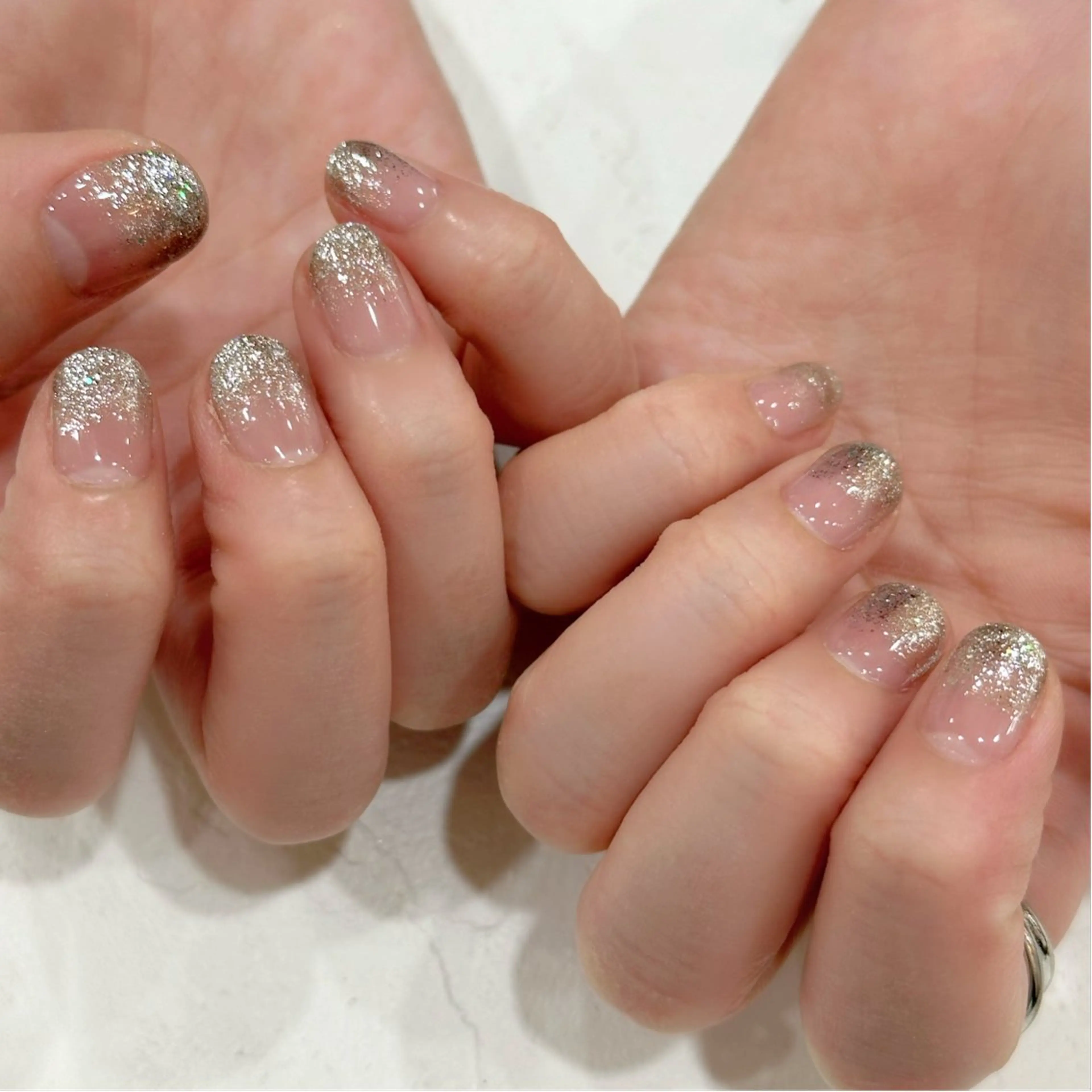 ネイル キラキラネイル ラメ(グリッター) ラメグラデーション シルバー Ray nail natsu🎀のネイルデザイン
