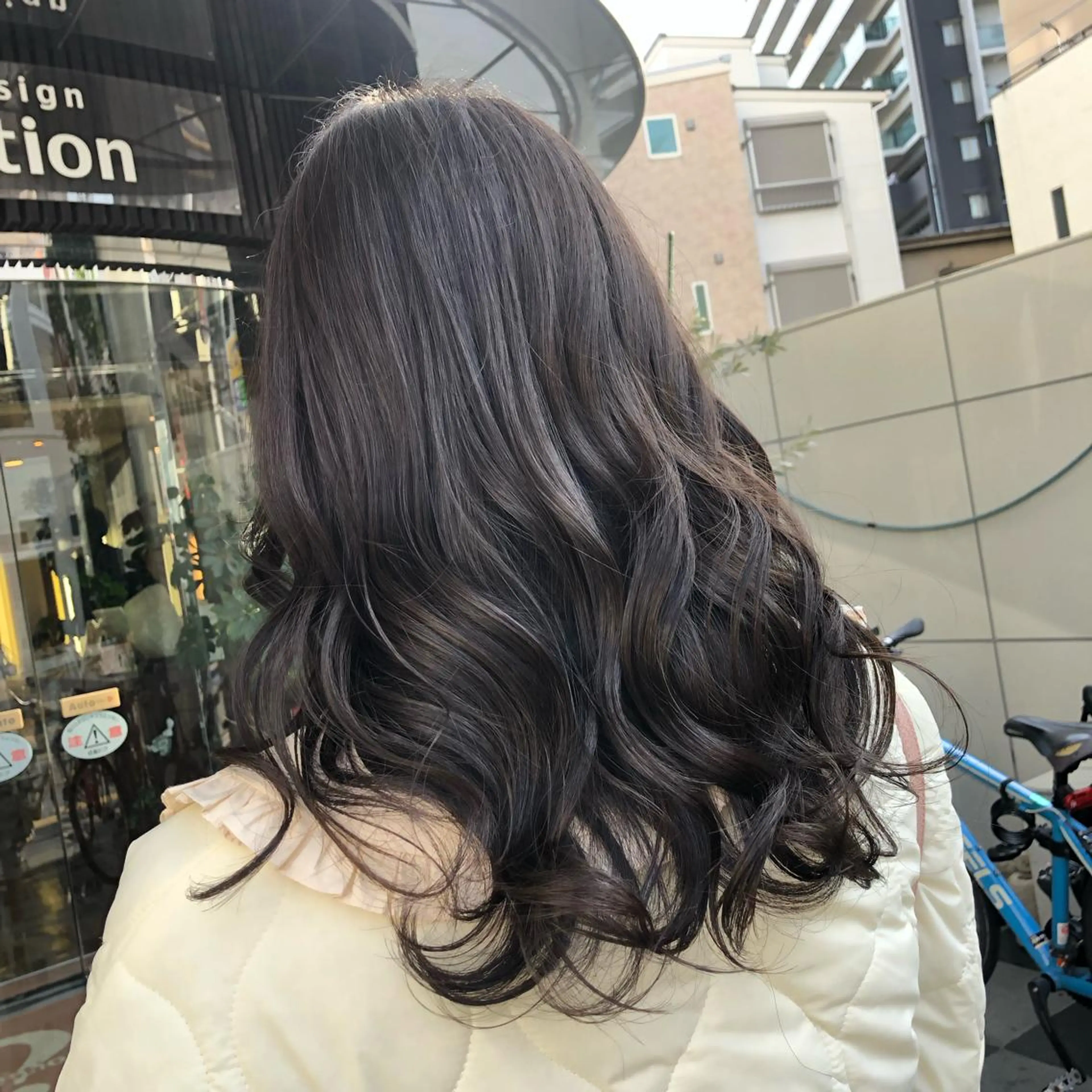 セミロング カラー ヘアカラー トリートメント 山崎 絵莉香のヘアスタイル