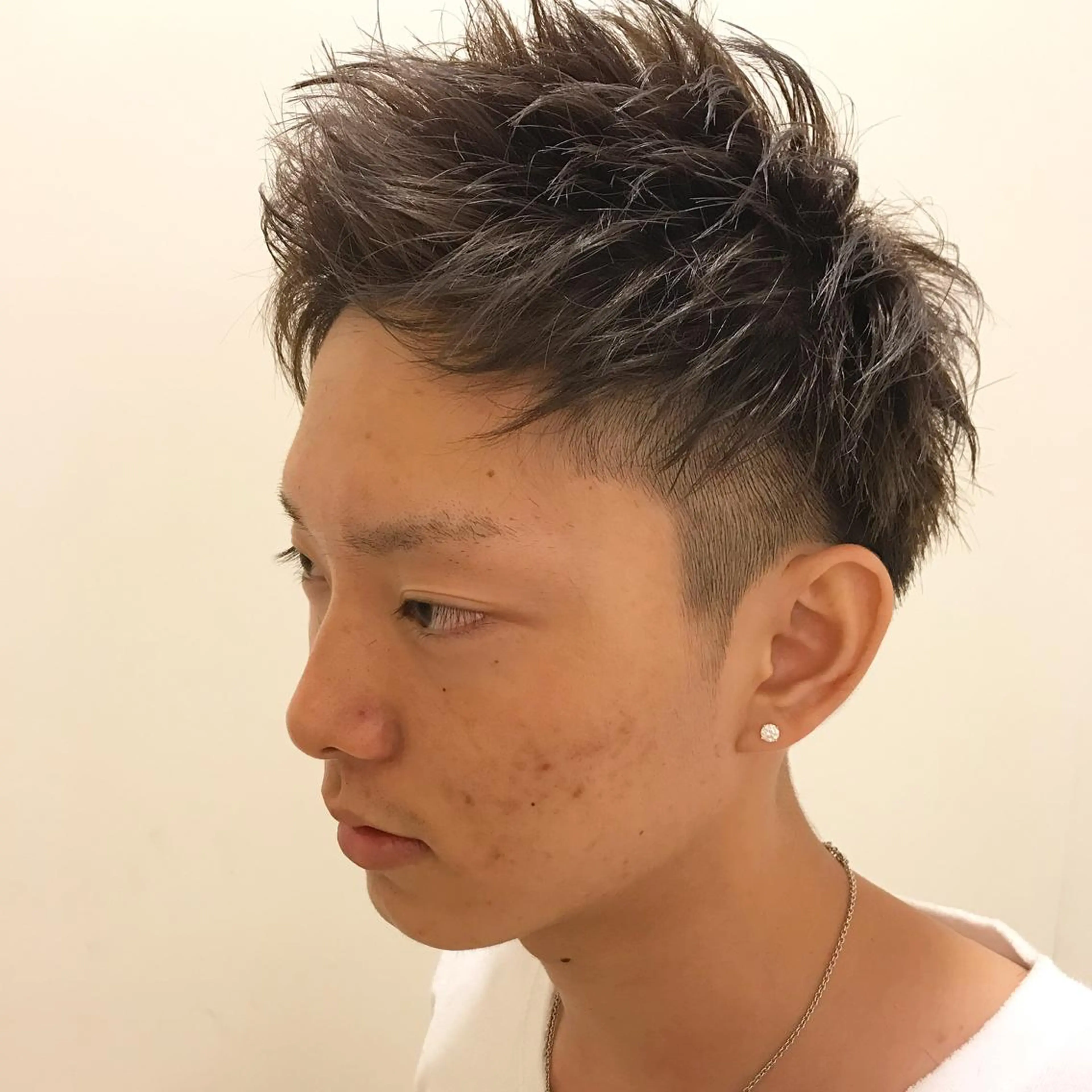 ショート カラー パーマ メンズ メンズハイライト ハイライトカラー シルバー ハイライト トリートメント 平内 賢人のヘアスタイル