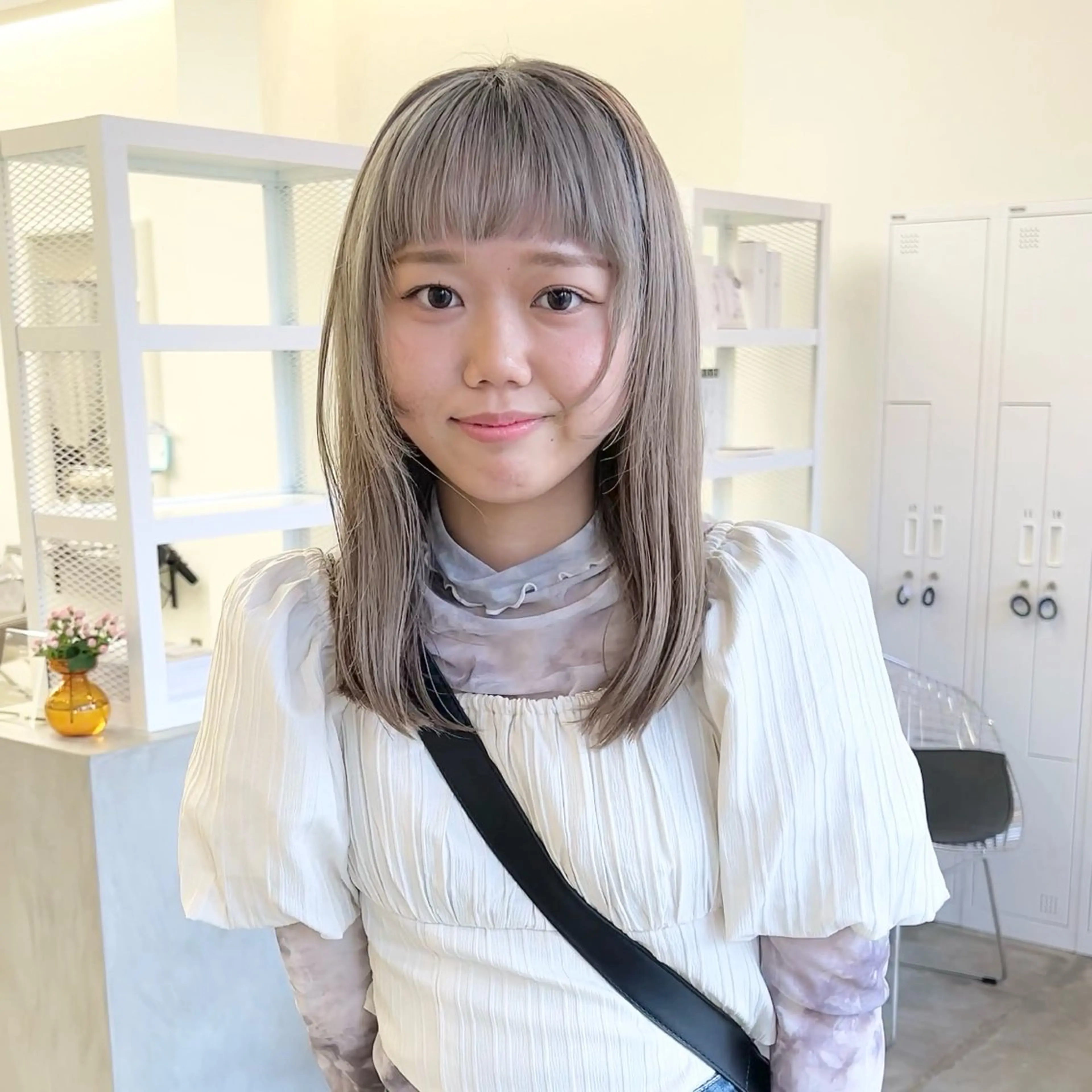 ミディアム カラー ハイトーンカラー オン眉 クロスパーマ× 透明感カラー✂︎のヘアスタイル