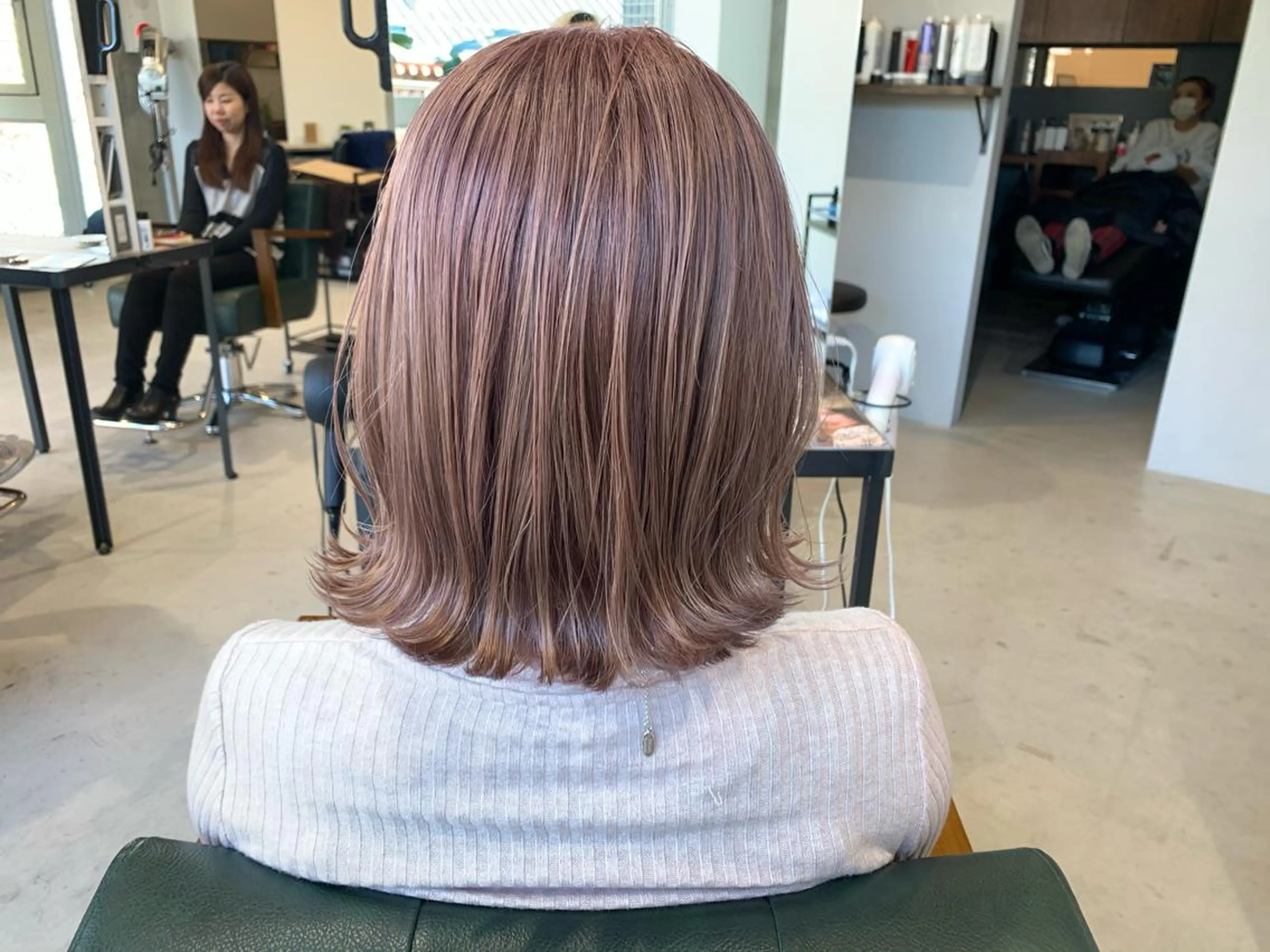 セミロング カラー 透明感カラー ピンクカラー ill.所属・ill［イル］大須 ダブルカラー髪質改善のヘアスタイル