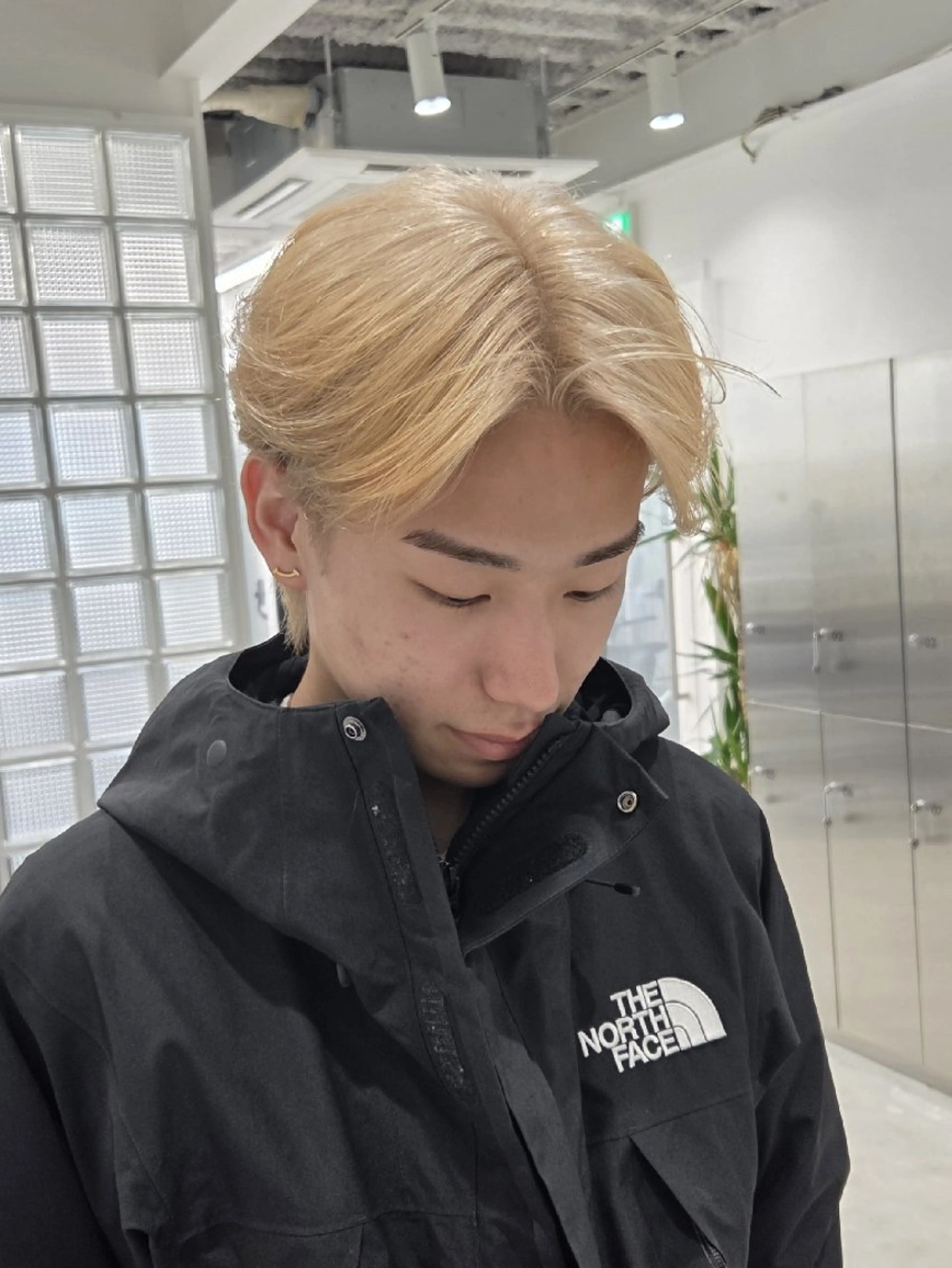 ショート メンズ カラー メンズブリーチ センターパート メンズハイトーン ベージュカラー ブリーチ カット ヘアカラー トリートメント ill 天神大名所属・YOKUTO ボブ透明感カラー特化のヘアスタイル