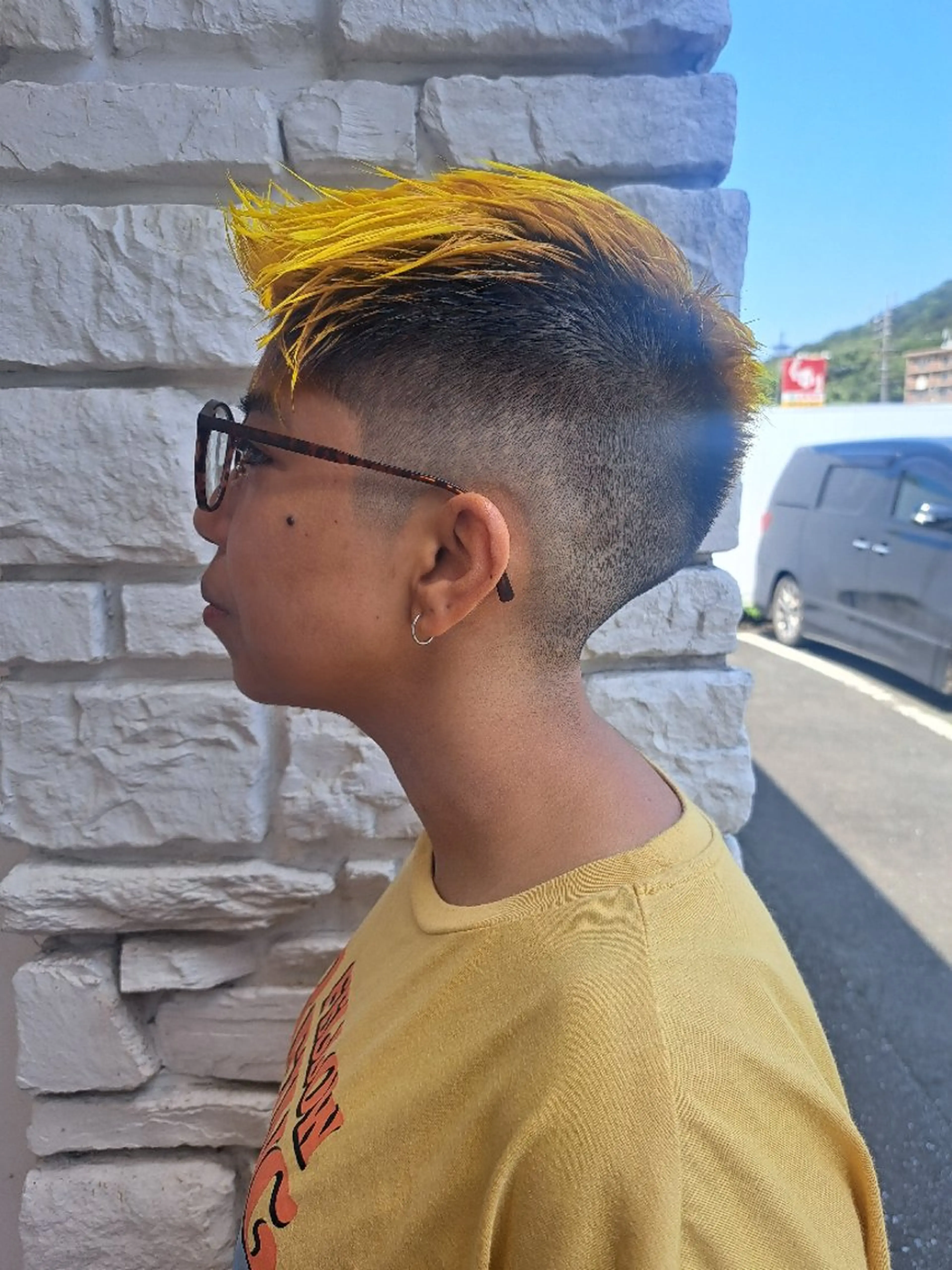 カラー メンズ モヒカン メンズ ヘアメイク  ハイトーン キャロのヘアスタイル