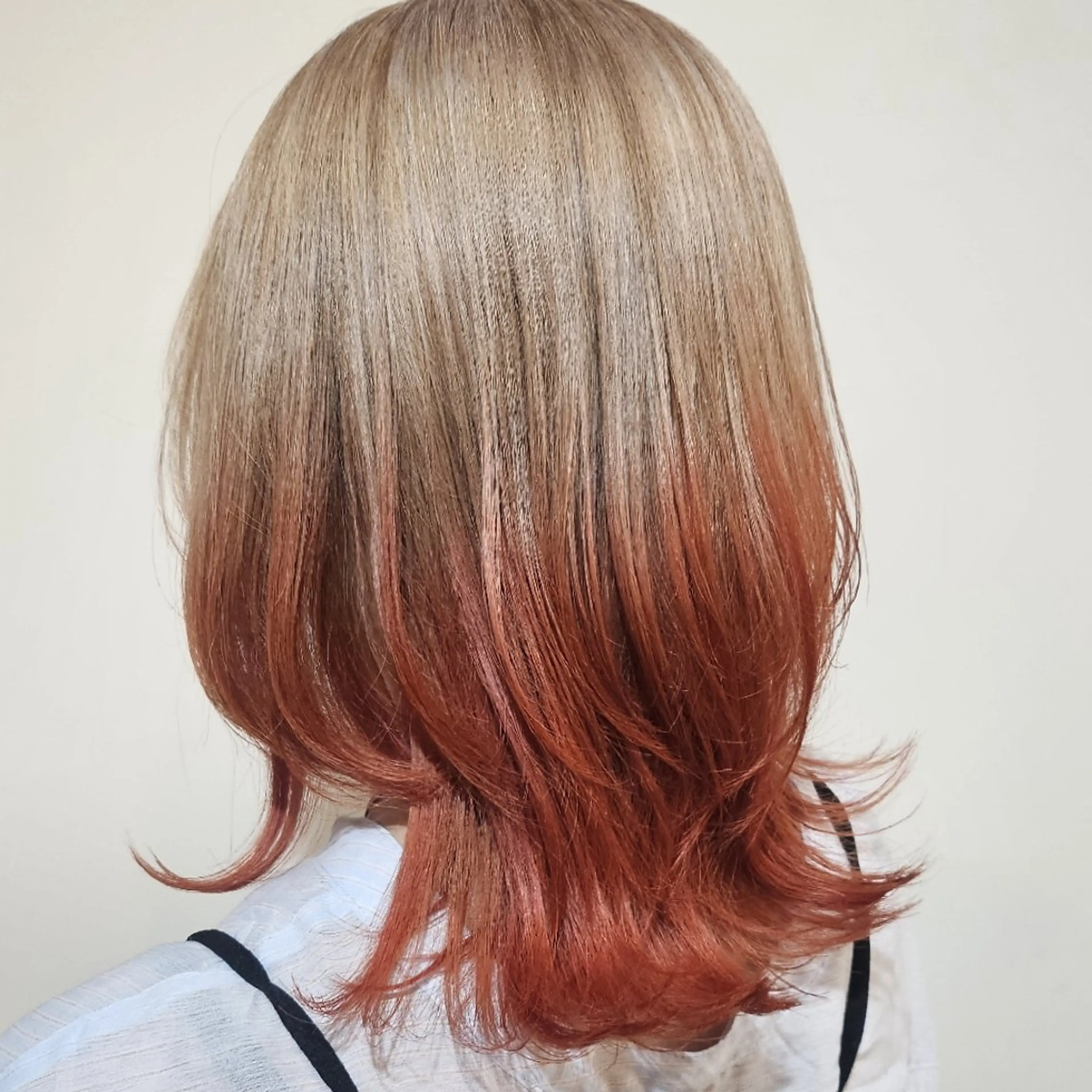 ミディアム ウルフカット カット ヘアカラー トリートメント 🇰🇷透明感×ハイ トーン🌟tomoのヘアスタイル