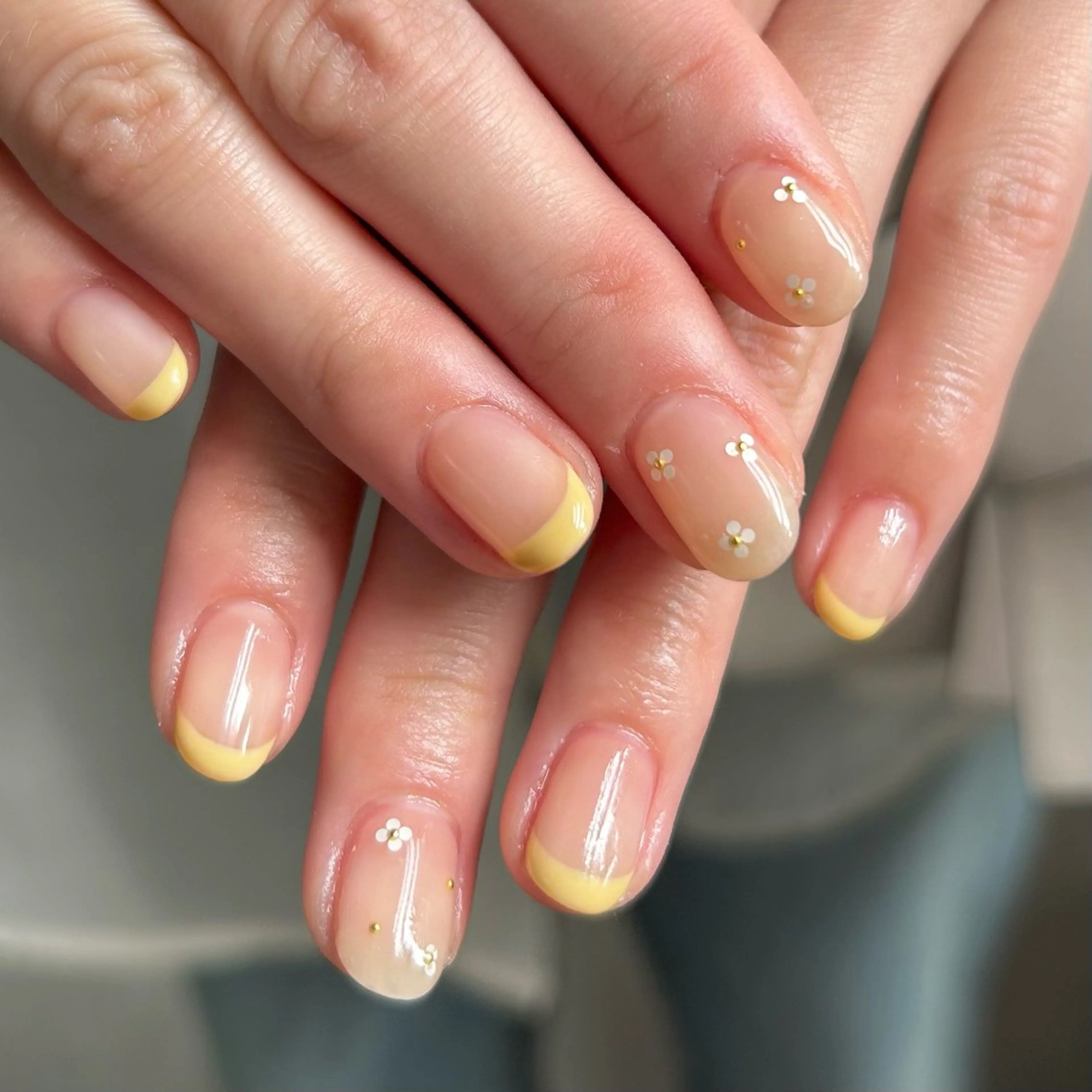 ネイル フラワーネイル フレンチネイル ホログラムネイル 春ネイル 黄色 shine'an fuka🌿🫧のネイルデザイン