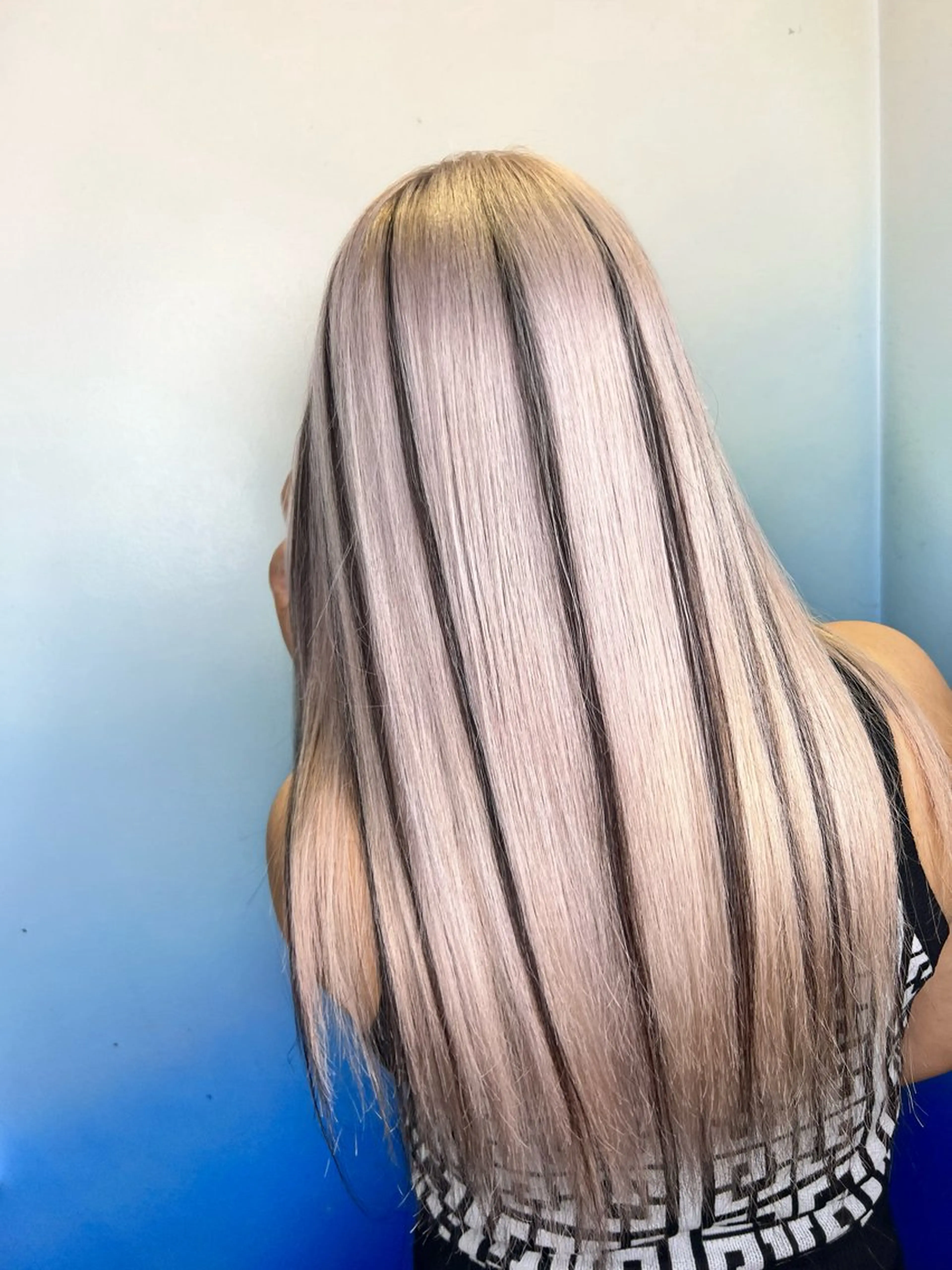 セミロング カラー ヘアアレンジ 🔥ハイトーンカラー ギャルNAOKI🔥のヘアスタイル