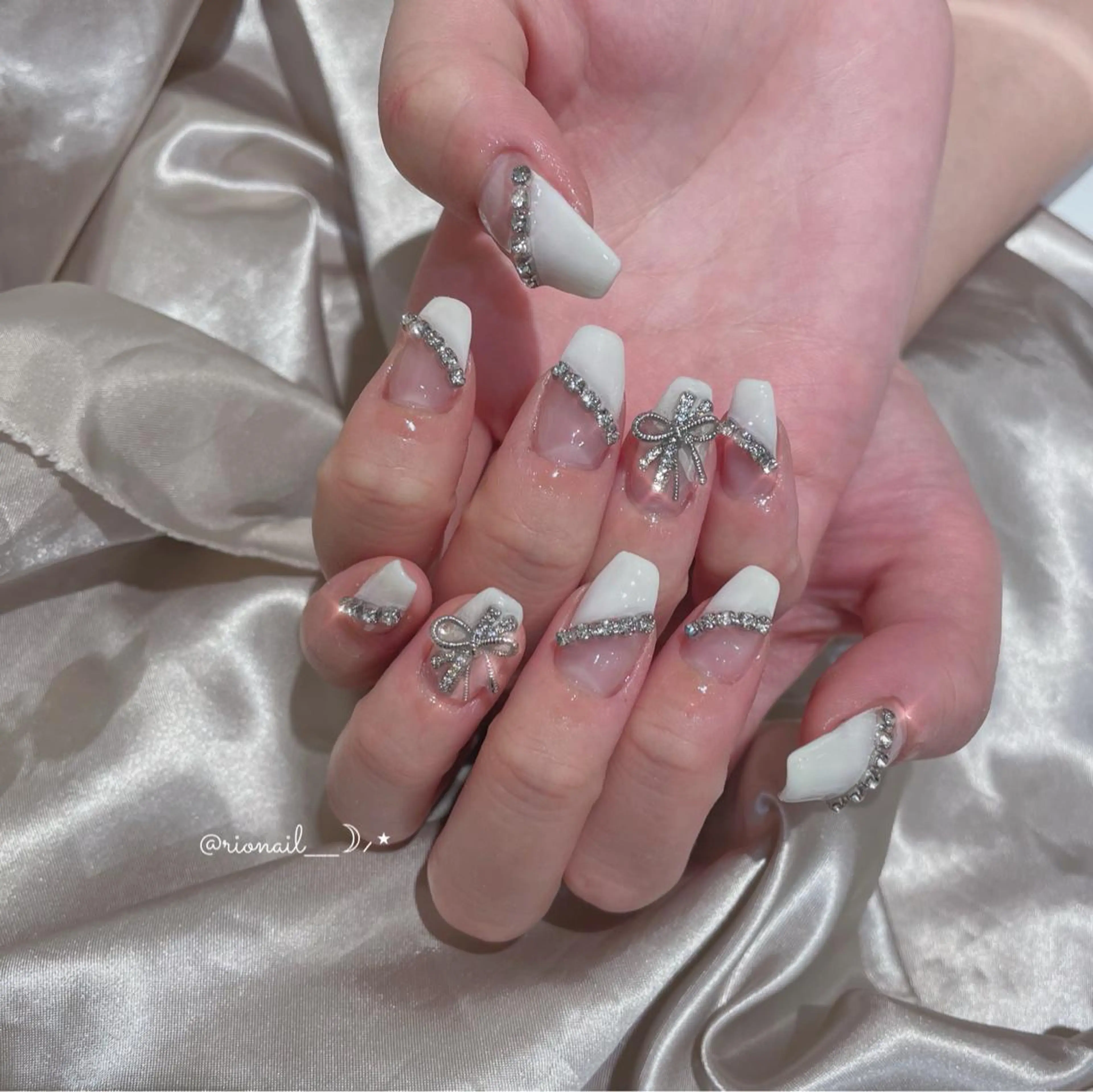 ネイル アートネイル 𝘙𝘪𝘰𝘯𝘢 ...🕯🤍のネイルデザイン