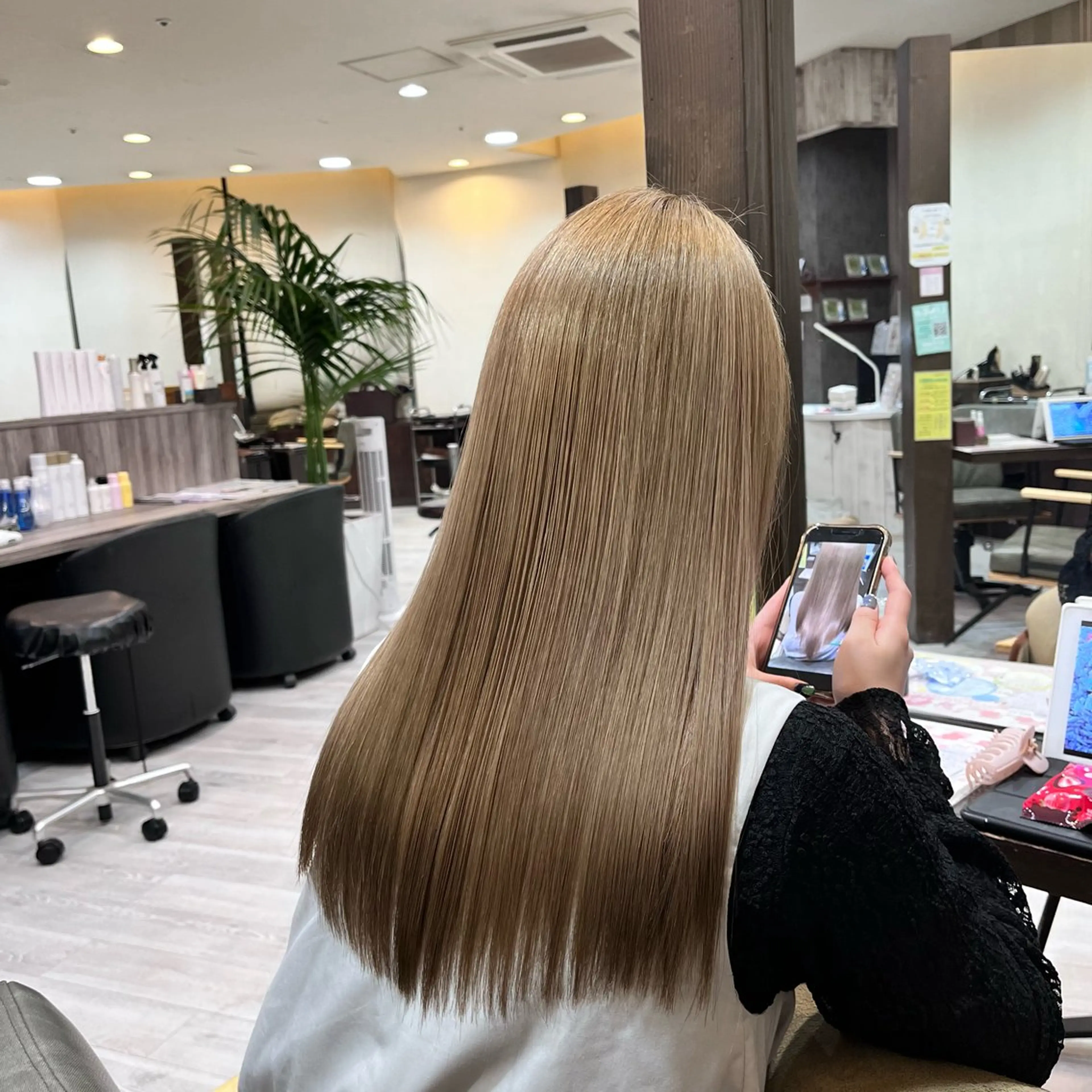 ロング 西 沙菜/トレンド カラー/透明感カラーのヘアスタイル