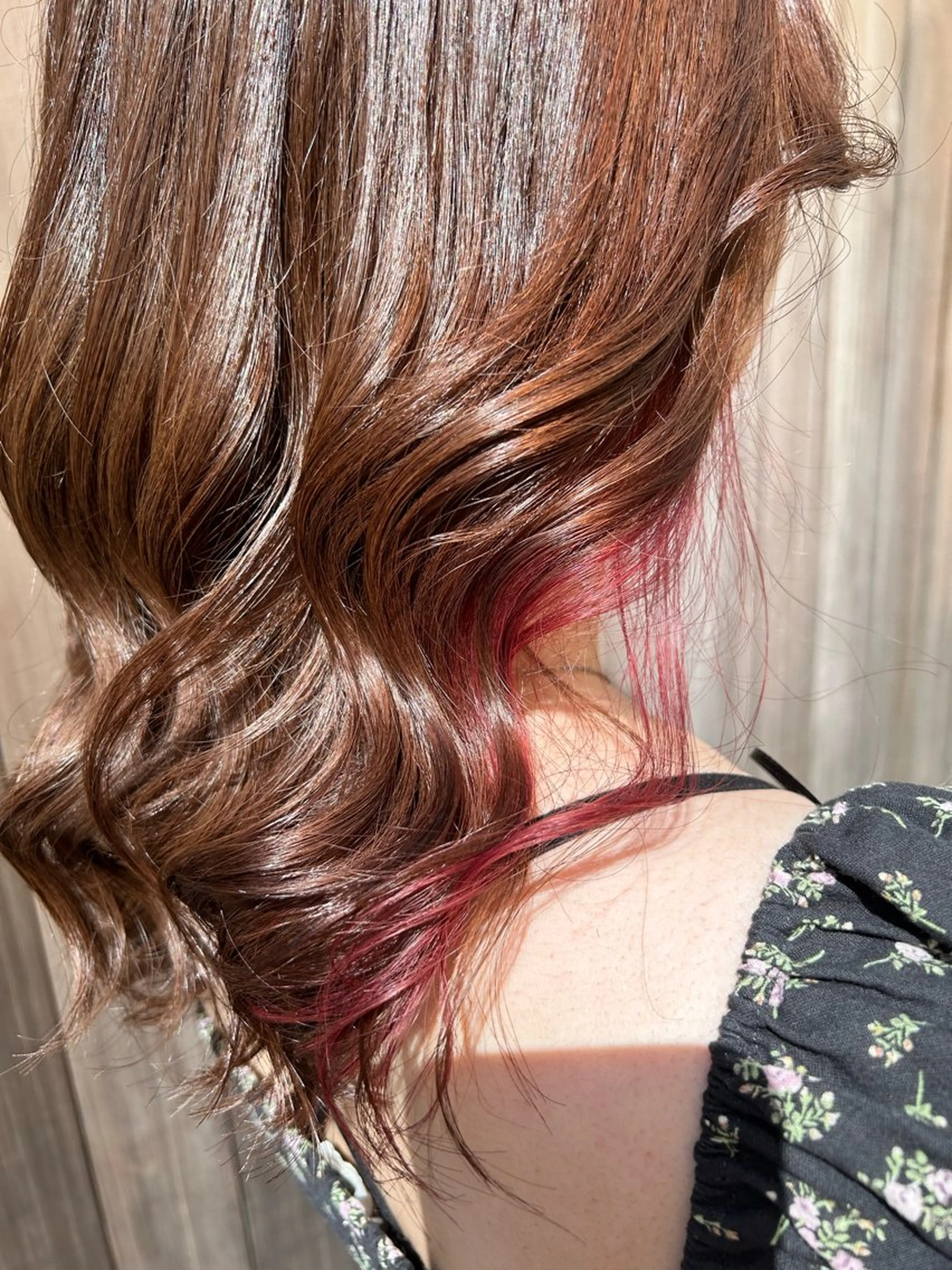 ミディアム カラー イヤリングカラー イシイ シオリのヘアスタイル