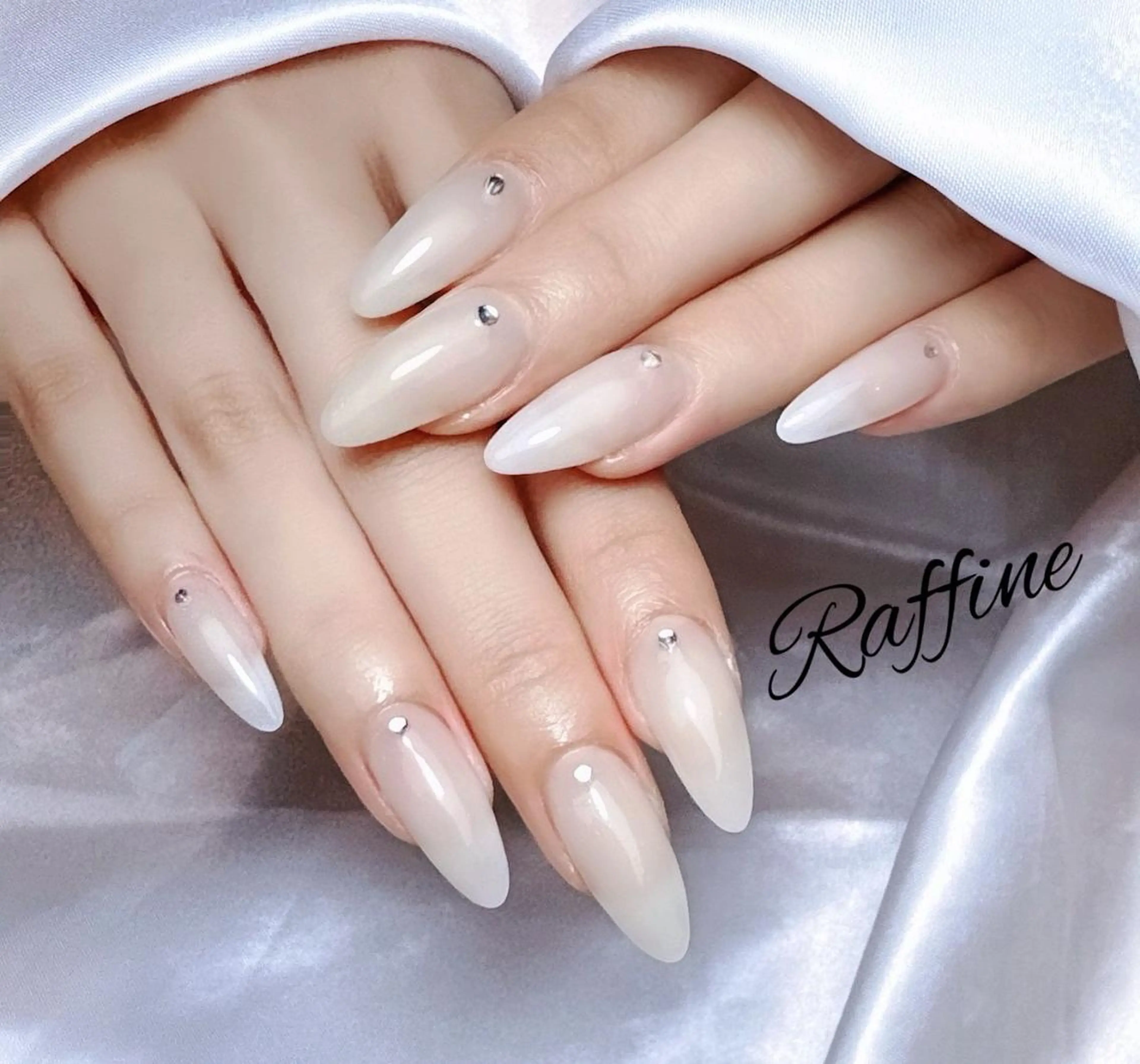 ネイル ハンドネイル RAFFINE 月🦋🩵のネイルデザイン