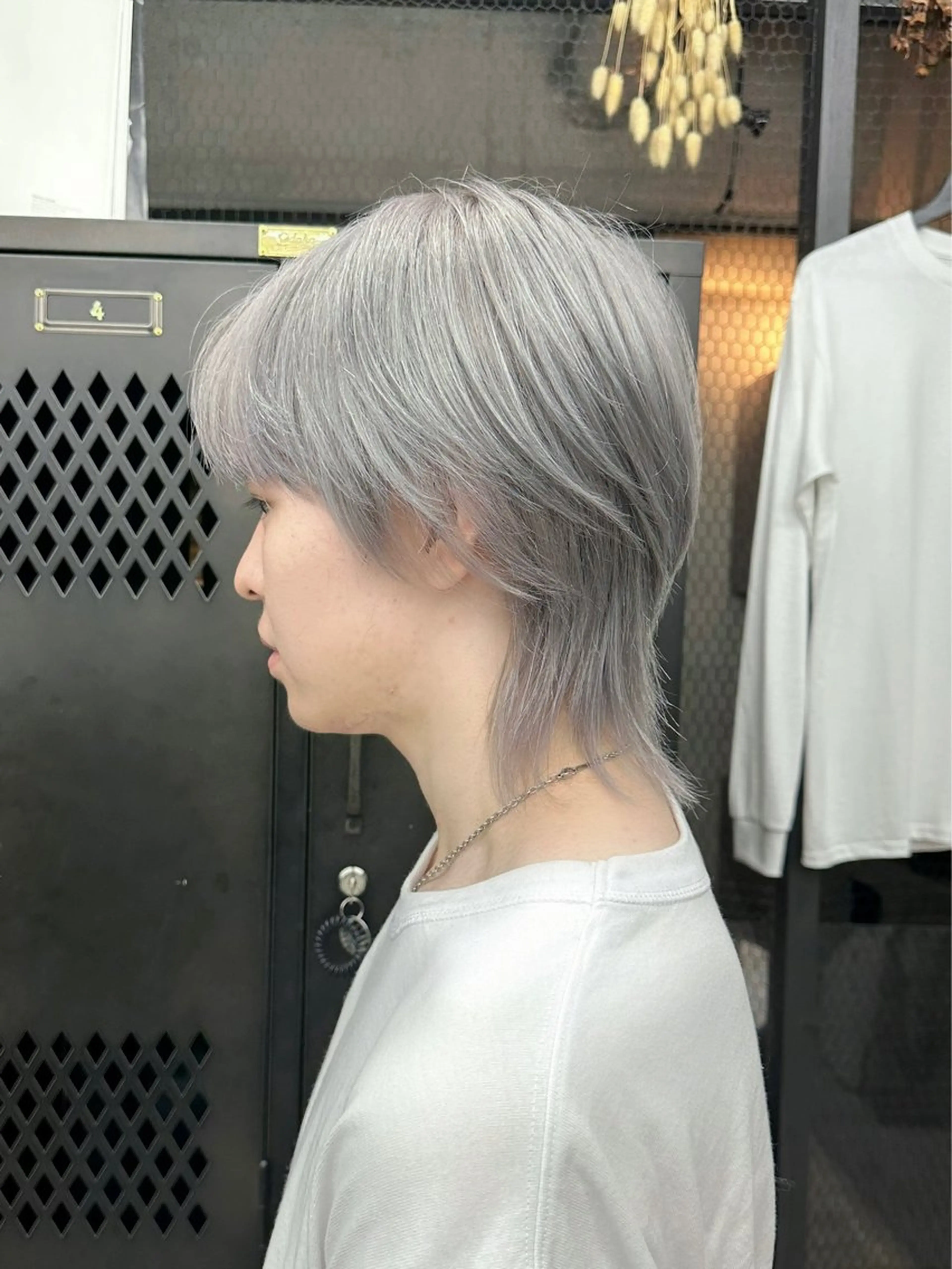 ミディアム カラー ヘアアレンジ メンズ センターパート メンズウルフカット シルバー ウルフカット ヘアカラー トリートメント メンズ特化 🦋KANOKO🦋のヘアスタイル
