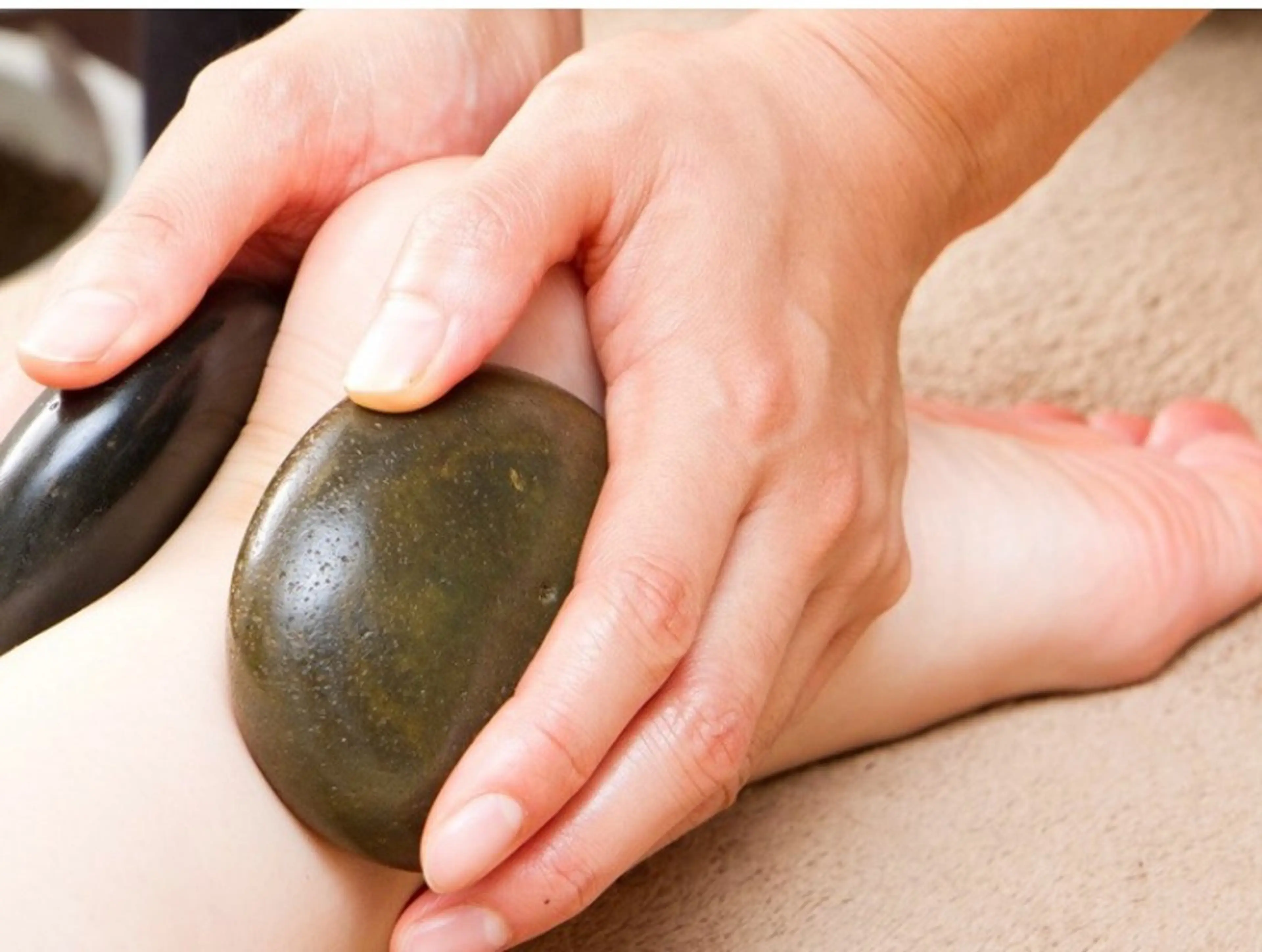 ホットストーンを使用したフットマッサージ60分🦵ホットストーンを用いて、足の指から太ももまでを究極にマッサージの写真