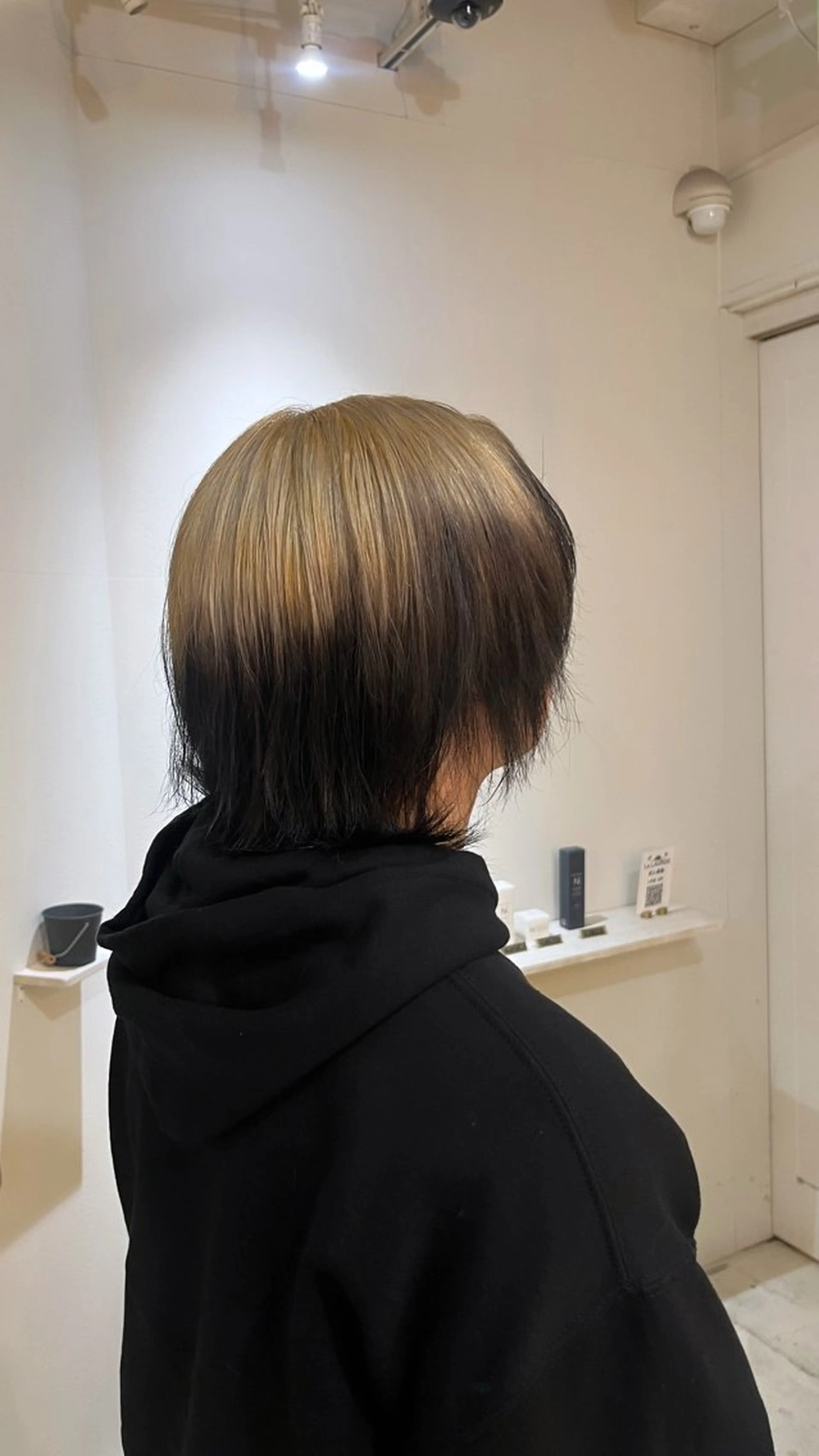 ショート ヘアカラー 🩶ハイトーン🖤 URARAのヘアスタイル