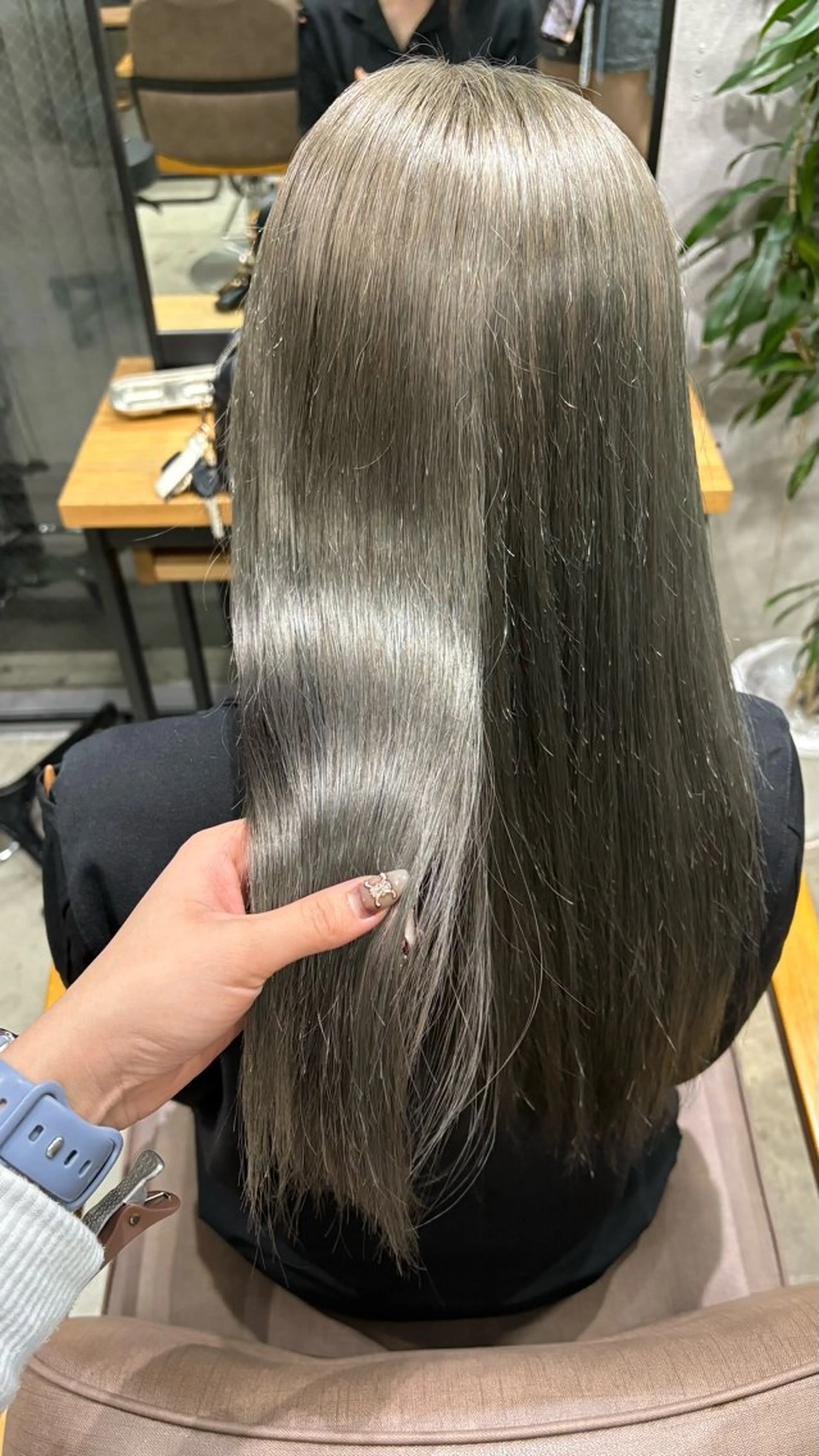 ロング カラー グレージュ オリーブグレージュ オリーブグレー ヘアカラー トリートメント 天神/ハイトーン/艶 カラー/Miharuのヘアスタイル