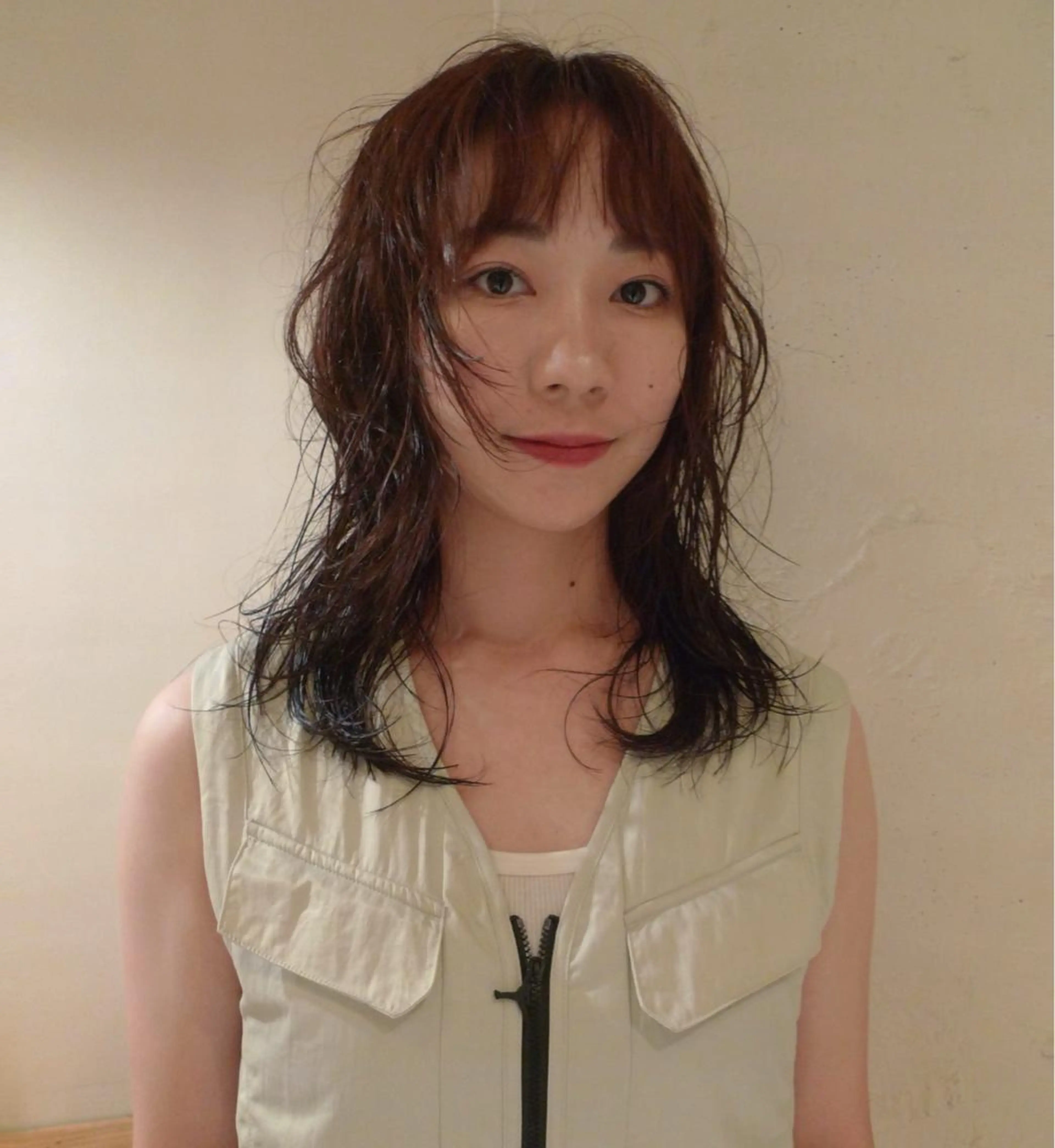 セミロング くせ毛 レイヤーカット ウルフカット カット ファッションに 溶け込むstyleのヘアスタイル