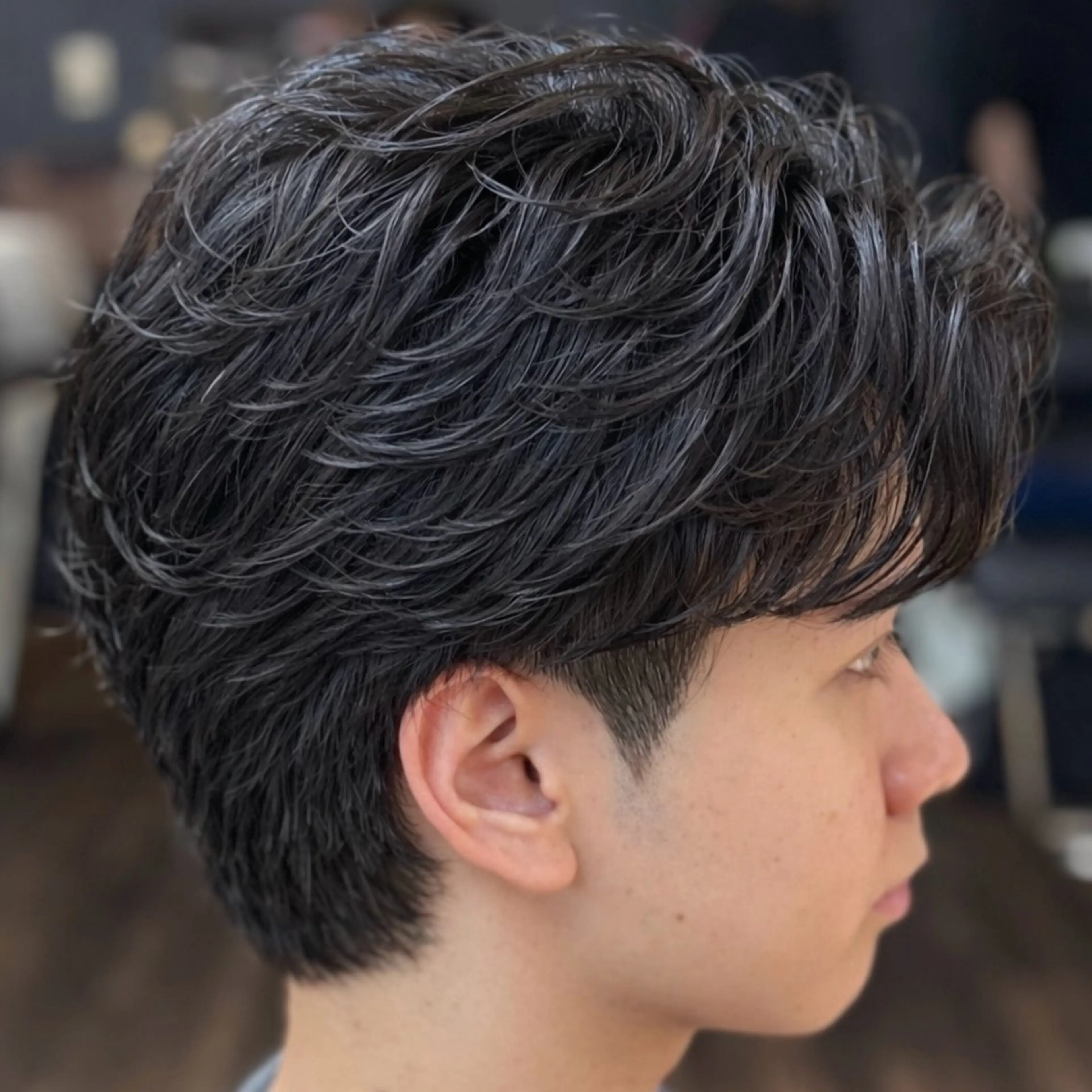 パーマ メンズ センターパート フェザーパーマ メンズパーマ ニュアンスパーマ カット パーマ 男の理想を叶える🔥 メンズパーマ特化｜関のヘアスタイル