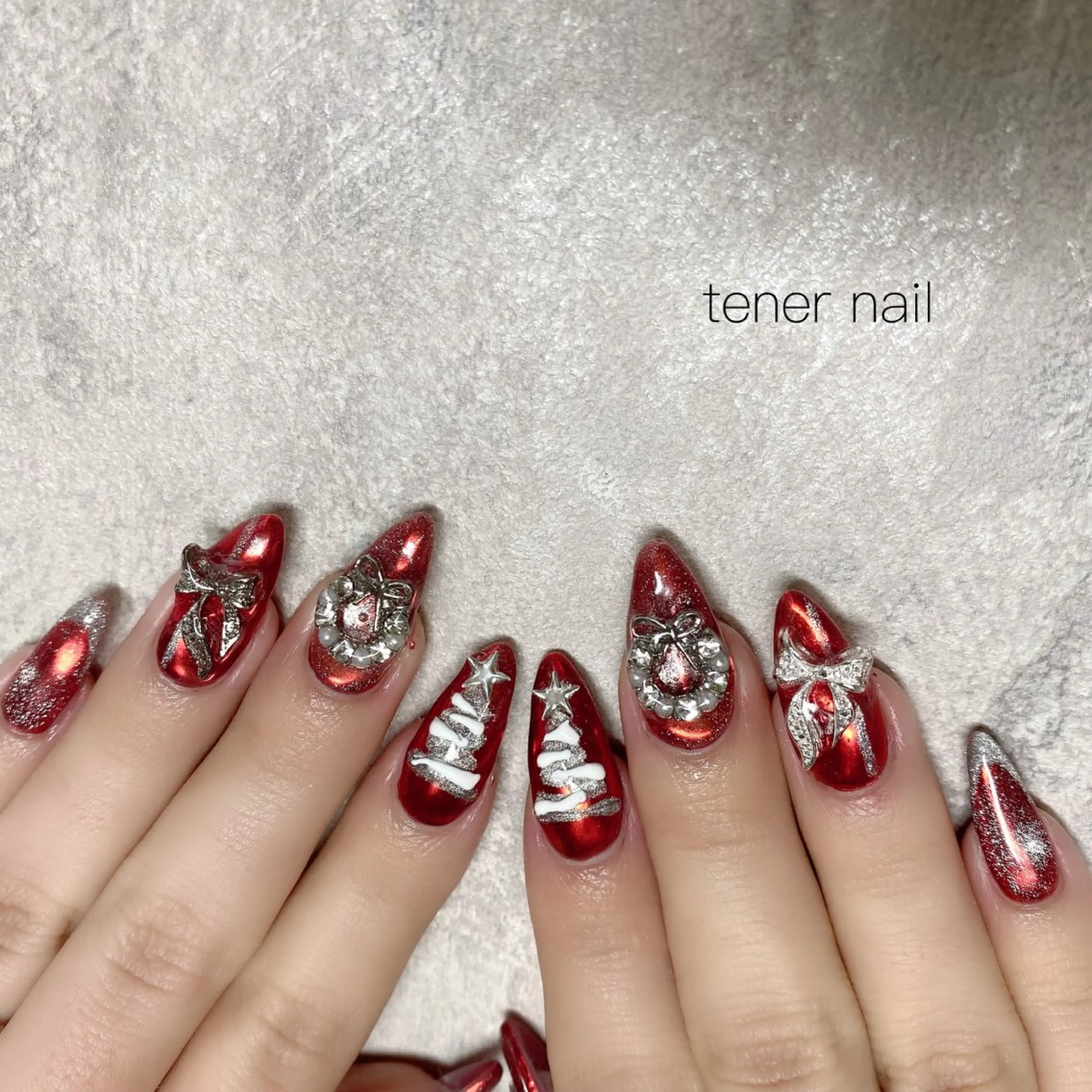 ネイル ミラーネイル 赤色 冬ネイル クリスマス ハンドネイル tener  nail  テネルネイル所属・テネルネイル tener nailのネイルデザイン